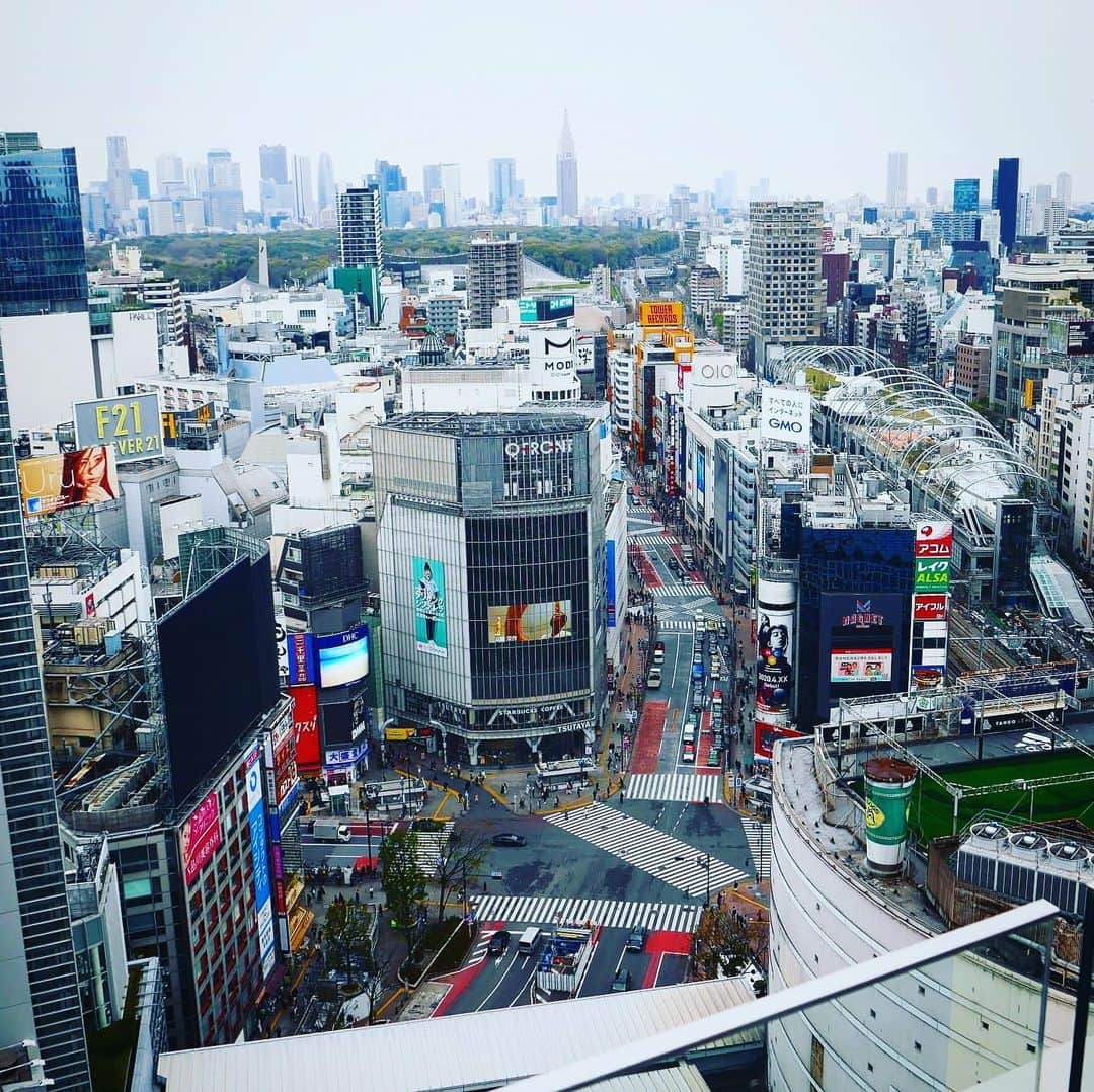 露崎義邦さんのインスタグラム写真 - (露崎義邦Instagram)「家にいます。 また写真を撮りに出掛けたいけど今は家にいよう。 出掛けれるようになるまではナイスな写真を撮れるように自宅学習をしていよう。 #渋谷 #桜 #stayathome」4月6日 15時13分 - tsuyuzaki_yskn