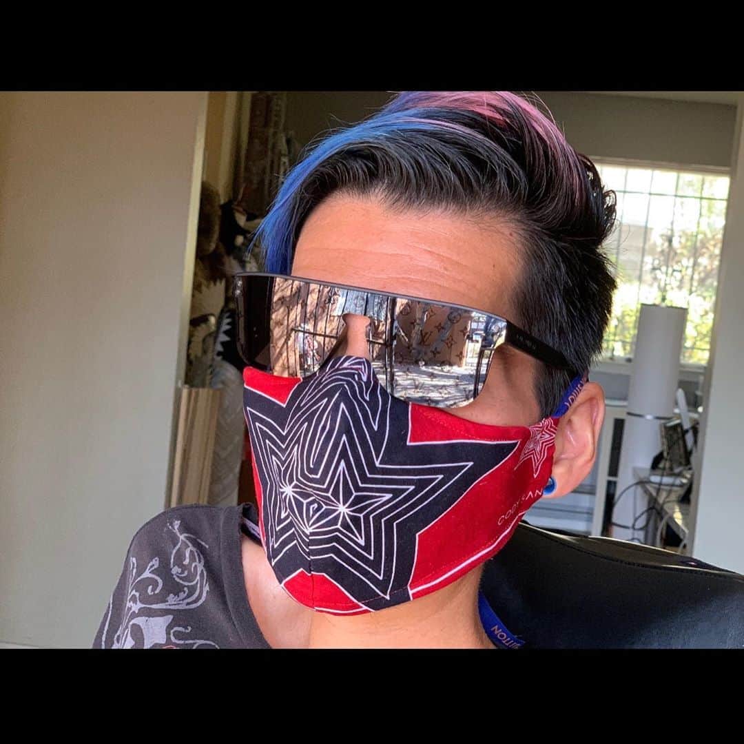 コディ サンダーソンのインスタグラム：「Bandannas to mask! Made with love by @codysandersondesigns @codysanderson_official @coats_soriya model @asepdesigns」