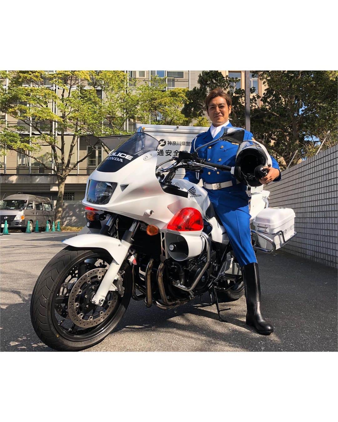 つるの剛士さんのインスタグラム写真 - (つるの剛士Instagram)「本日、神奈川県警 春の交通安全大使に任命されました🌸  この機会に改めて子どもたちにも交通安全について話す時間をつくり、 ボク自身も気を引き締めて運転します。  皆様も交通安全に努めていただけるよう 宜しくお願い致します‼️ #春の交通安全 大使より ※今まで一日警察署長などで数々の制服を着させていただきましたが白バイ隊服は初めて🤗」4月6日 15時36分 - takeshi__tsuruno
