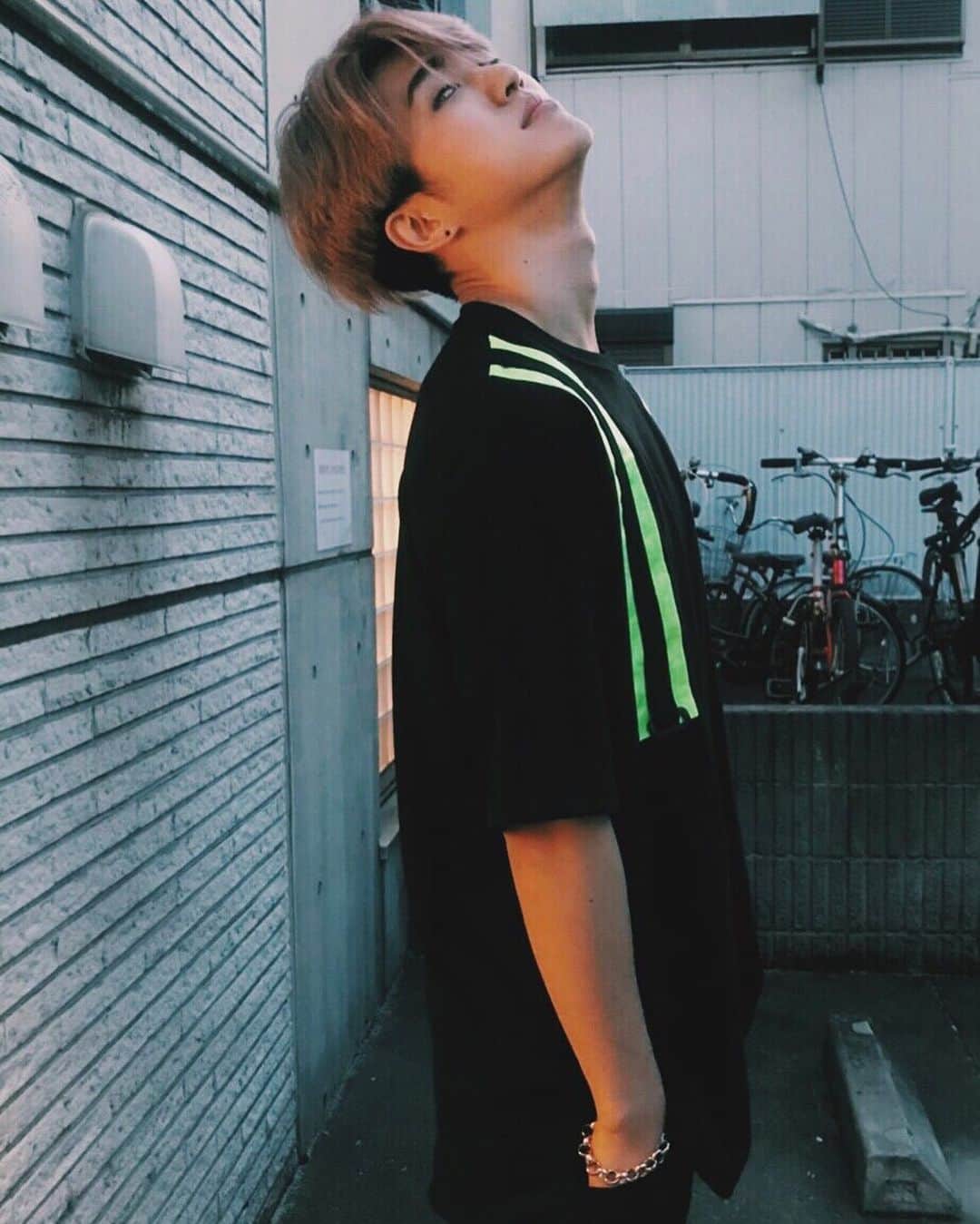 のインスタグラム：「It’s in my DNA 🧬🧪🧬 .  Tシャツ - @junkymood  Braclet - @scely_tokyo . . . . . #scelytokyo #junkymood #fit #cordinate #streetwear #streetfashion #fashion #bracelet #asianboy #drip #model  #コーデ  #コーティネート  #シルバー  #ストリートファッション  #ストリートコーデ  #ストリート  #ファッション #맞팔 #선팔 #맟팔환영 #서울 #부산 #셀카 #셀스타그램 #얼스타그램 #셀피 #협찬 #좋아요 #좋아요반사」