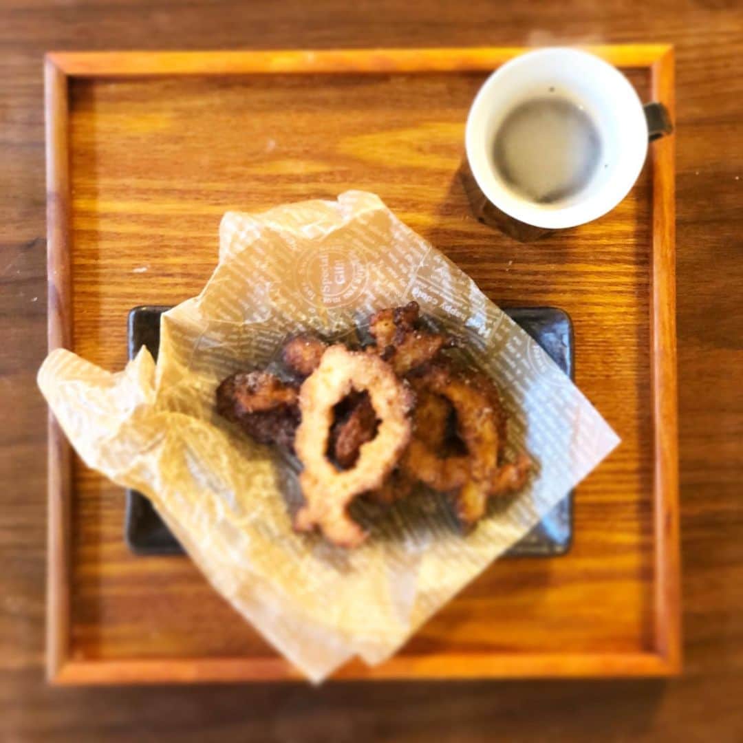 のインスタグラム：「家にあるもので甘いものを作ろうと思い、チュロスを作ってみる。﻿ ﻿ 絞り金が小さいのしかなくて、ビジュアル0点😇チュロスらしきものになった。味は美味しくできたので良しとする。シナモンシュガーは正義。﻿ ﻿ 色々やってると失敗するのも楽しい。次に買い物に出た時、太い絞り金を探そう。 ﻿ #きょうのごはん﻿ #適当ごはん﻿ #おうちごはん﻿ #おうちごはんlover﻿ #ゆるめし﻿ #japaneasefood﻿ #クッキングラム﻿ #ひとりごはん﻿ #おやつ﻿ #おうちで過ごそう﻿ #おうち時間﻿」