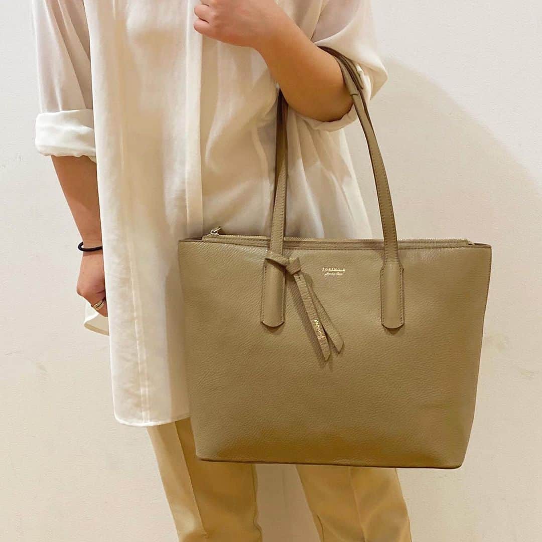 のインスタグラム：「. . ☑︎ズボラーナレザートート . No.16056 Price:¥18,000(＋tax) . color:ホワイト、グレージュ、ピンクベージュ . . 東急プラザ表参道原宿店 Tokyu Plaza Omotesando Harajuku 📞03-6804-1361 OPEN/11:00〜21:00 . . #jewelnarose #ジュエルナローズ#tokyo #harajuku #原宿#東急プラザ表参道原宿#新作#表参道#2020ss#春夏#春コーデ#オフィスコーデ#a4サイズ #新生活#tokyuplaza#omotesando#shibuya#shoulderbag#sightseeing #newitem#spring#summer#cordinate#kawaii#fashion#newarrivals#东京#旅游#日本旅游」