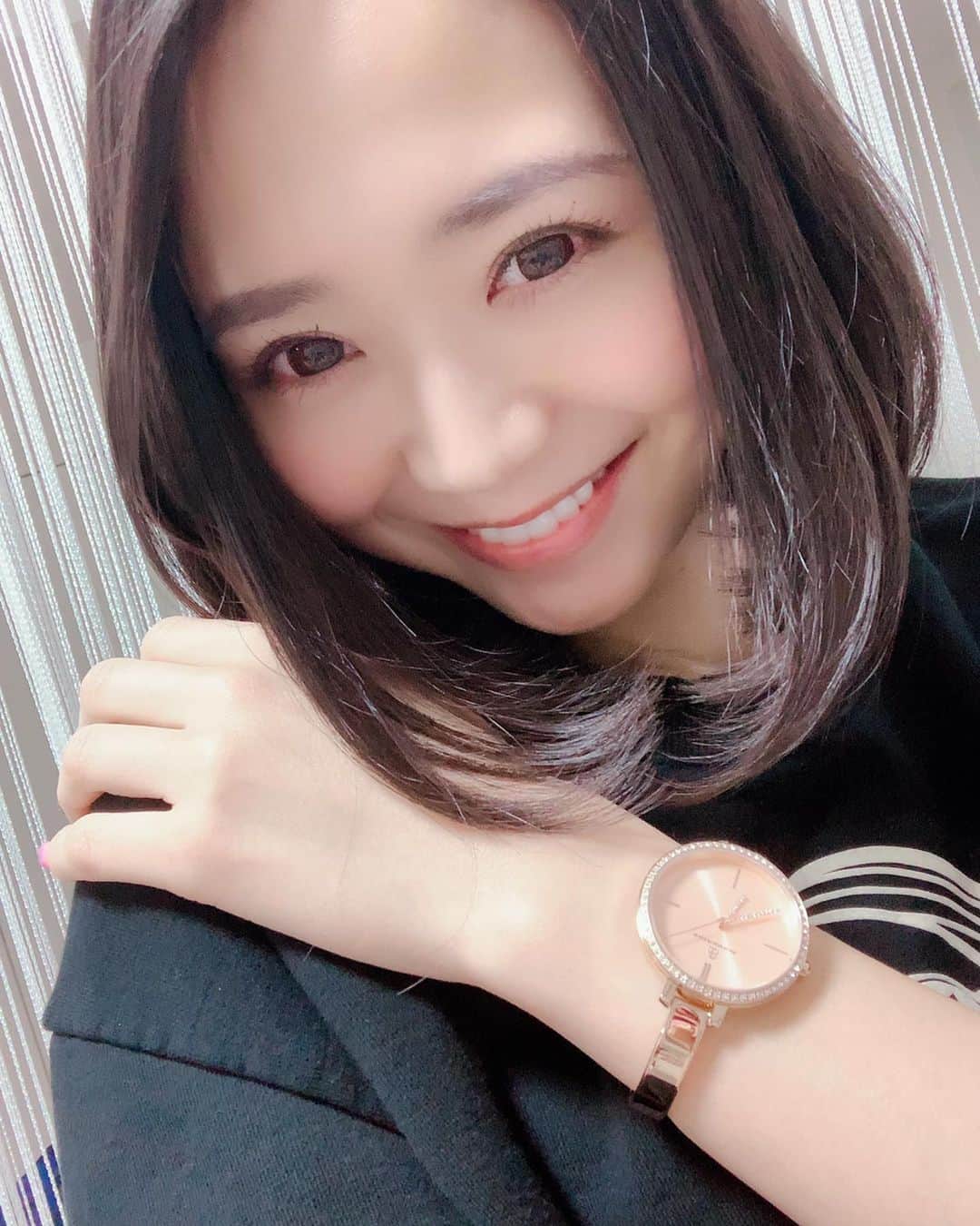 のインスタグラム：「@4bwatches_japan さんから素敵な時計を頂きました☺️﻿ ﻿ 小柄でキラキラ、女子が好きな要素たっぷりです⌚️✨﻿ ﻿ 【midorda】のクーポン使用で10%オフになるそうなので気になった方はぜひ✨﻿ ﻿ #4bwatches#腕時計 #時計 #BLACKBYBLUE BRAVE  #昨日はshowroomありがとうです #オンライン飲み会楽しいね #次は水曜日の番組放送後にやりまーす #感想言い合いましょうw #ど深夜ですがぜひお越し下さい😊」