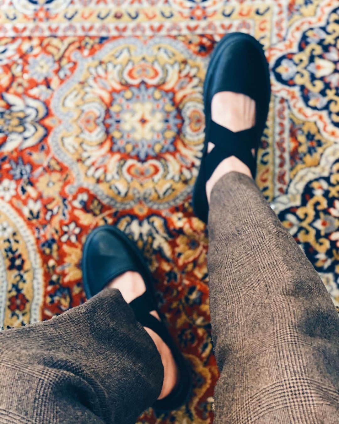 小塚源太のインスタグラム：「New Shoes✔︎ @retack_official ヴィーガンレザーのスニーカーのようなレザーシューズのような、スリッポンのようなエスパのような、クロスバンドが印象的な新感覚の一足。好みがわかるのは、さすが @takuma_iwasaki  #retack #takumaiwasaki #new #shoes」
