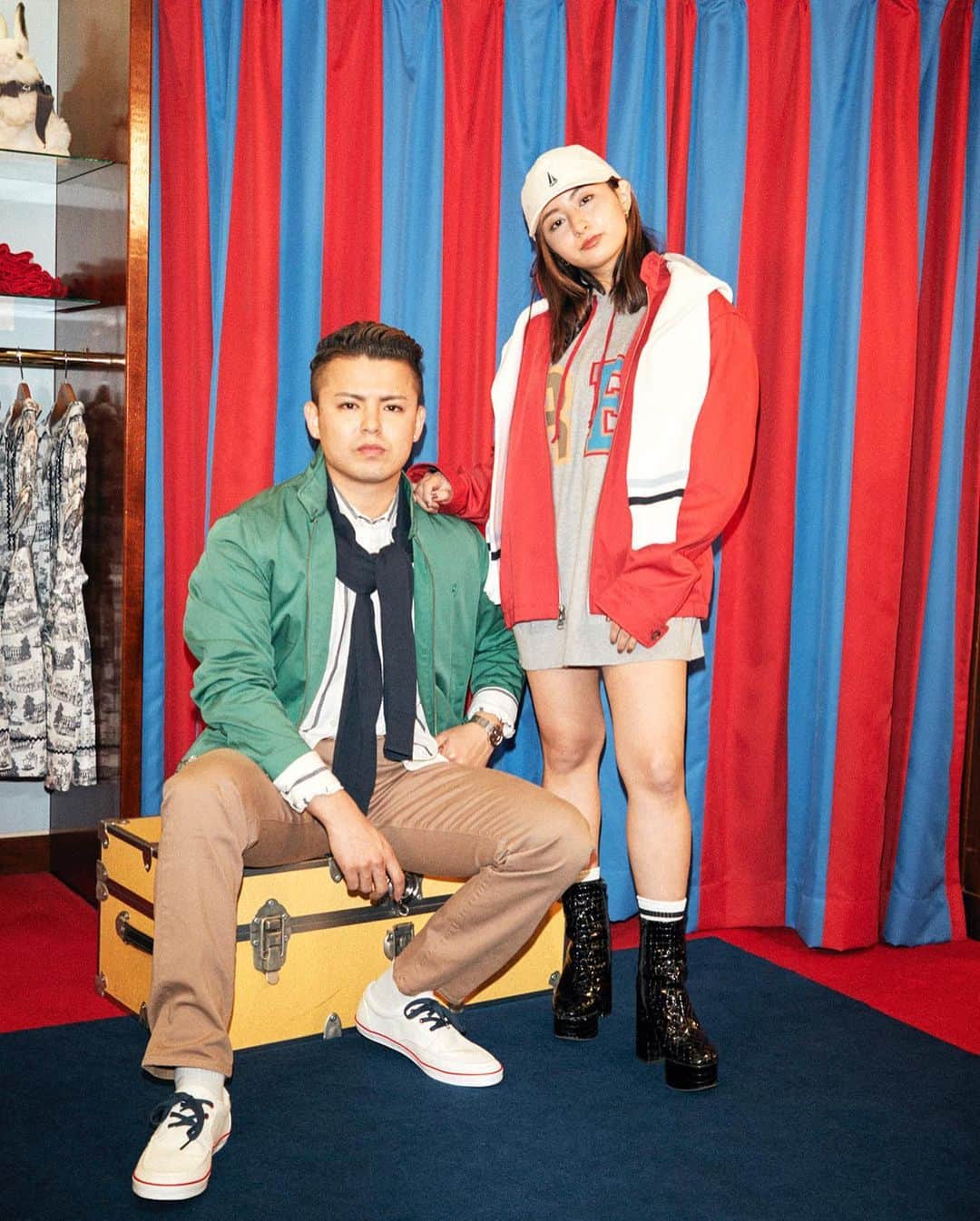 のインスタグラム：「メンズのボマージャケットや、リゾートの雰囲気あふれるプリントー。 クリエイターのCODY&JULIAさんが、お揃いのレッド フリース スタイルを披露してくれました。 📷💚 @cody.1222 and ❤️ @julia.c.0209 go together with bomber jackets and coastal print items from Red Fleece summer collection. . Special Thanks to @kiyoai413 #ブルックスブラザーズ #レッドフリース #RedFleeceGirls #RedFleeceCouple #CodyHiga #JuliaCastro #JULIDY . ＜Items＞ Men's / シャツ:100149414 / パンツ:100150031 / ブルゾン:100150465 Women's / パーカー:100149760(Men’s) / ブルゾン:100150463(Men’s)  Men's / シャツ:100159080 / パンツ:100150036  Women's / ワンピース:100159068」