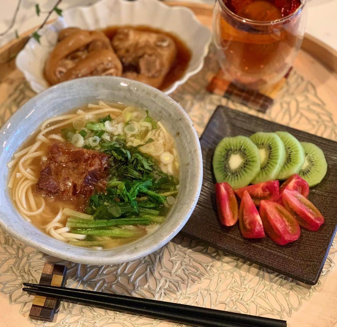 吉田玲奈さんのインスタグラム写真 - (吉田玲奈Instagram)「今日も🍜 同じメニュー トッピング変えました🤣 #お家ランチ #おうちごはん #今日のランチ #沖縄そば #沖縄グルメ  #美味しい  #てびち #ほうれん草 と #大葉 と #ネギトッピング #アメーラトマト #キウイ #twgtea  #reinaごはん」4月6日 16時01分 - reina.yoshida.ciel.1218