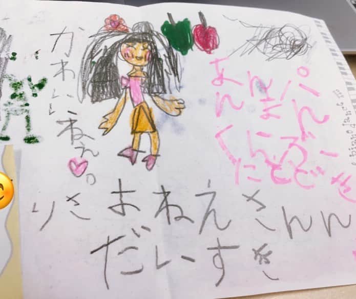 高樹リサさんのインスタグラム写真 - (高樹リサInstagram)「#それいけアンパンマンくらぶ リサお姉さんとしてはこの春から8年目に突入しました😊✨ これからも子供たちの笑顔のために頑張ります( Ü ) . . 最後の写真は初めて私宛のメッセージがあって番組チームから送ってもらったもの。宝物です😊 #アンパンマン」4月6日 16時05分 - lisalisa_takagi