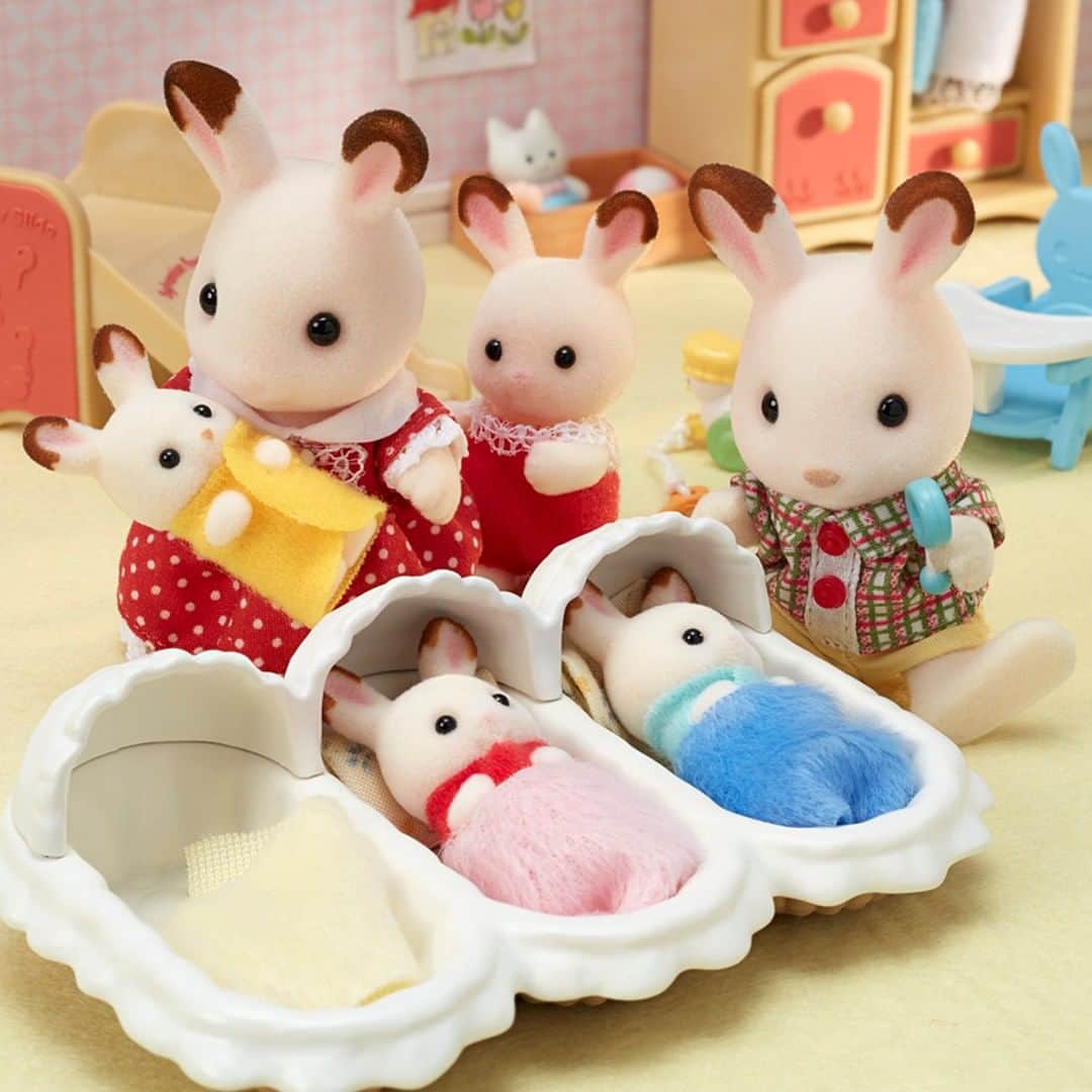 のインスタグラム：「みつごちゃんのお世話をするお姉ちゃんやお兄ちゃんたち。 * 「たいへん！フィリップくんが泣いちゃった」 「わっ、あとのふたりも起きちゃった！」 * みつごちゃんが加わって、にぎやかなチョコレート家の子ども部屋です。 * #シルバニアファミリー #シルバニア #sylvanianfamilies #calicocritters #sylvanian #ドールハウス #dollhouse #ミニチュア #miniature #ショコラウサギのみつごちゃん #新商品 #赤ちゃん #赤ちゃんのいる生活 #お姉ちゃん #お兄ちゃん」
