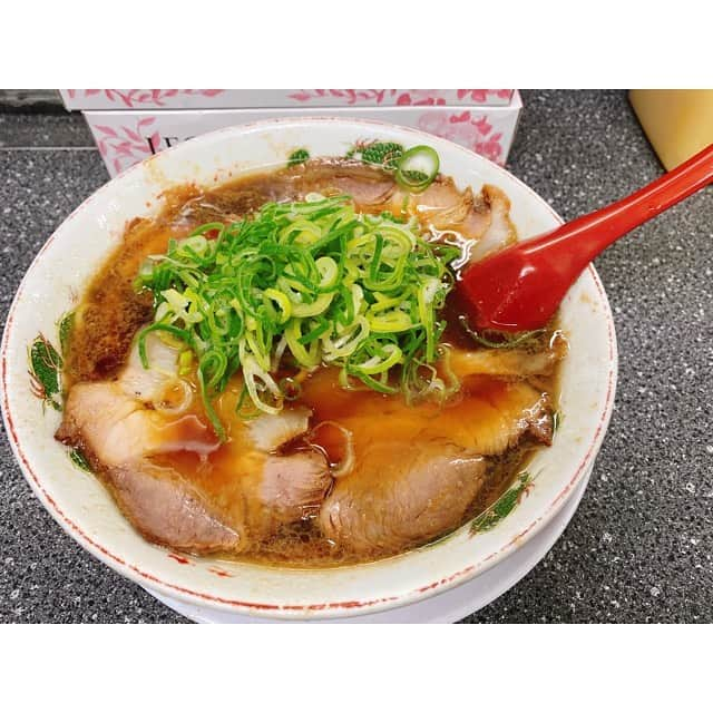 三島ゆかりさんのインスタグラム写真 - (三島ゆかりInstagram)「新福菜館🍜 京都の有名なラーメン店ですが大阪にもあって、初めて入った時、醤油の色濃すぎん？と思って絶対醤油辛いやつや〜😫と入ったことを後悔したけれど！！！ これがびっくりハマるハマる❤️❤️ なんで言えばいいのかな〜スープは確かに色見てわかる通り濃いんだけど、ただただ醤油辛いんじゃなくて、麺とチャーシューとの絶妙なバランスに、シャキシャキねぎが抜群に合う❣️👏 すごい美味しいんですよね〜😍定期的に食べたくなるお店✨ 更にチャーハンも激うまで、チャーハンも色濃いんですけど、ここでしか食べられない味付けでお家で再現なんて絶対できないし、他のお店でも食べたことがない完全に癖になる味なんです🤤カウンターに置かれてあるすりおろしニンニクをちょっと乗せて食べるのがおすすめ💖👍 女性にはミニラーメン＋ミニチャーハンのセットとかもあるから両方食べたい時はそれがいいかな😋 有名店だから知ってる方もたくさんいると思いますが、大好きなので載せてみました〜🍎 #新福菜館 #ラーメン大好き #ラーメン好きな人と繋がりたい #ラーメン大好き小泉さん #テレビ見てて #ラーメン #食べたくなってしまった #醤油ラーメン #最高 #美味しい #癖になる味 #リピーター #チャーハン #激うま #京都グルメ #大阪グルメ #三島ゆかり #ゆかりんご #おすすめ #instagood #instalike #instafood #follow」4月6日 16時29分 - apple340