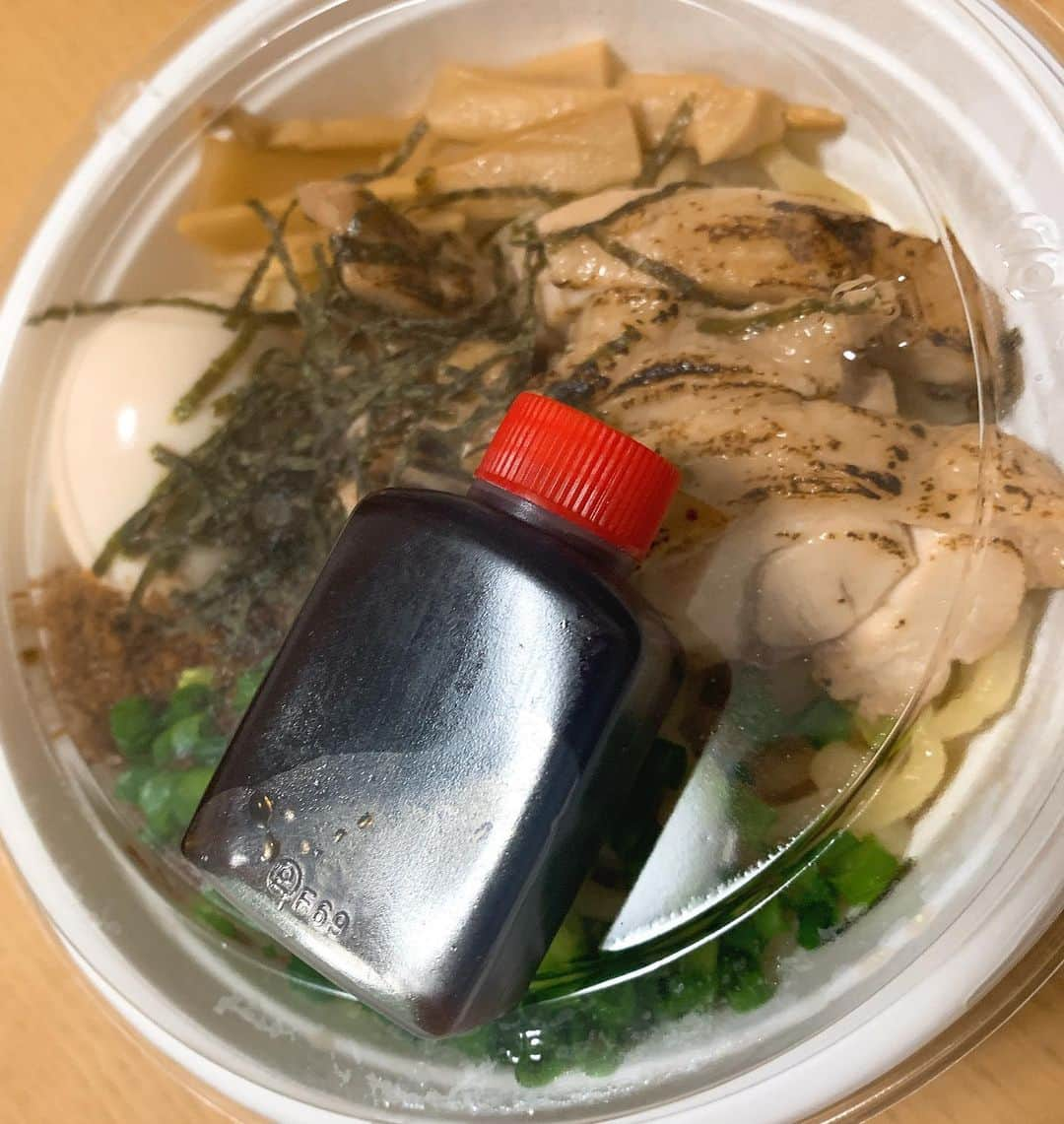 ERYさんのインスタグラム写真 - (ERYInstagram)「自宅で出来る事は山程あります。いくらでもスキルアップに費やせる時間があるなんて最高。 真面目に勉強や練習や制作する事も出来るし、Amazon primeでスーパーナチュラルを何話も見続ける事も出来るし、お笑いの動画も沢山見るし、睡眠欲も満たしまくり。 家にいてもお腹は減るので自ずと自炊も増えましたが、やっぱり他の人が作ったご飯も適度に食べたいのでUberEeatsも使うしお持ち帰り弁当を車で買いに行ったりもしています。 1.いつもお世話になっているナインこと麻布九番の日替わり弁当。 2.UberEeatsで油そばてつの鶏醤油油そば。 3.私のジャンプ読了待ちをしているむーさん。 4.人がほとんど出歩いていない時間の桜。 --- #おうち時間 #麻布九番 #テイクアウト弁当 #油そばてつ #鶏醤油油そば #ubereats  #猫のいる暮らし  #夜桜」4月6日 16時22分 - bass_ery