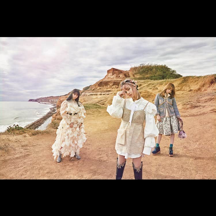 ゆらのインスタグラム：「家にずっと引きこもってて写真撮ることもないのでちょっと前のLARMEの写真載せときます どうぶつの森一生やってタンタンと遊んでまーーーすお元気してまーーす ひたすら✋🏼🏠」