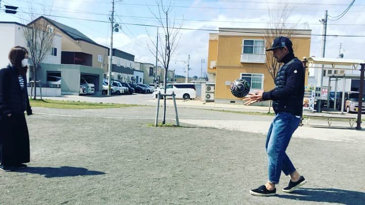 のインスタグラム：「いつぞやの嫁とのリフティングチャレンジ⚽️ 伸びしろですな。  いま本当に大変な時です。 不要不急の外出は控えて細かな手洗いうがい！！ これに尽きます。  そして青森は今日雪が降りましたよ⛄️ #リフティングチャレンジ  #青森はまだ雪降るか☃️ #はやく平和な日常に  #とりあえず #家で #flowin #大GOOD」