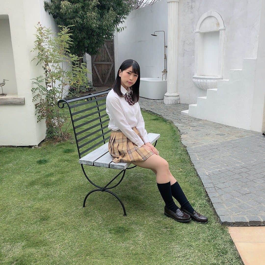 夏木紫帆のインスタグラム：「撮影のオフショット📷 制服久しぶりだしスカート短いし ドキドキしたー⛄️💓 ・ #offshot #制服 #ブレザー #コスプレ #jk #グラビア #グラビアモデル #黒髪 #me #ffl #folloforlike #f4l #girl」