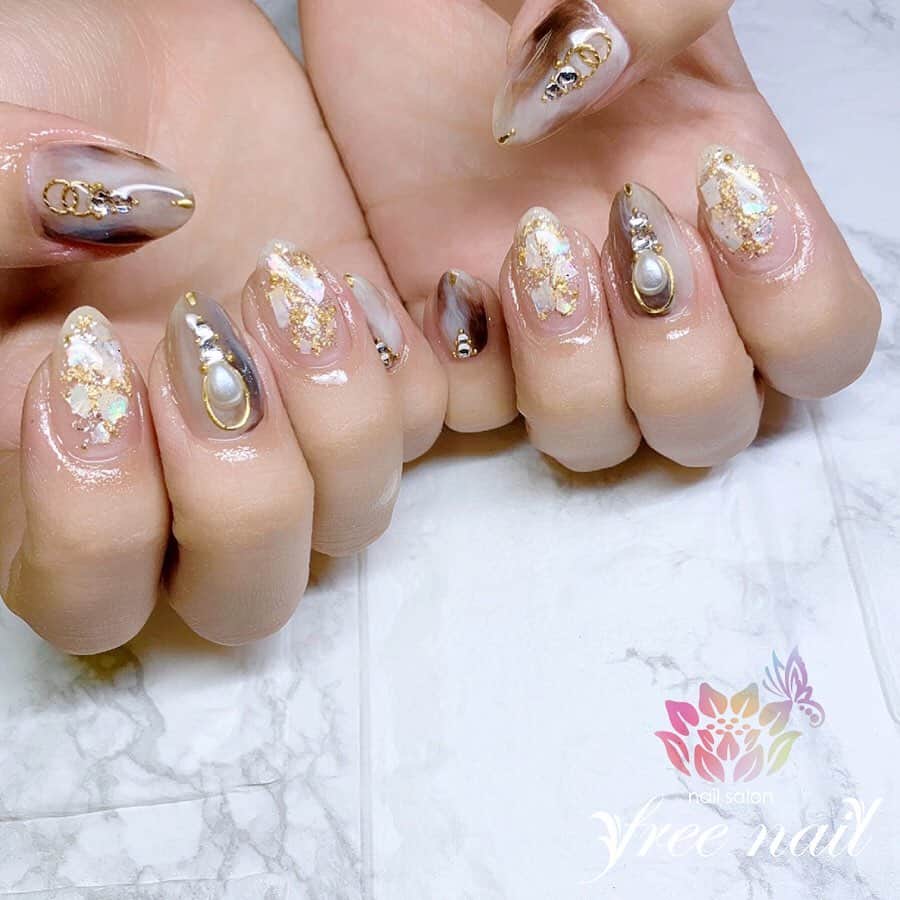 free nail フリーネイルのインスタグラム：「. お客様ネイル💅🏻🌱 . 大人大理石ネイル🪐💫 . 乳白色で天然石風に👩🏻‍🎨☁️ . ▶︎▶︎▶︎スワイプして動画も見てね☝︎🎬✨ . ご来店ありがとうございました🙇🏻‍♀️🙇🏻‍♀️🙇🏻‍♀️💗 . #ネイルアート #ジェルネイル #ネイルサロン #大阪ネイルサロン #ネイルデザイン #ネイルチェンジ #大理石ネイル #天然石ネイル #シェルネイル #パールネイル #ネイルパーツ #ブラウンネイル #クリアネイル #デザインネイル #トレンドネイル #シンプルネイル #大人ネイル #春ネイル #springnails #nailsart #nailsdid #美甲 #日式美甲 #日式美甲胶 #日本美甲师 #日本美甲老师 #美甲上课 #日本胶 #フリーネイル #freenail」