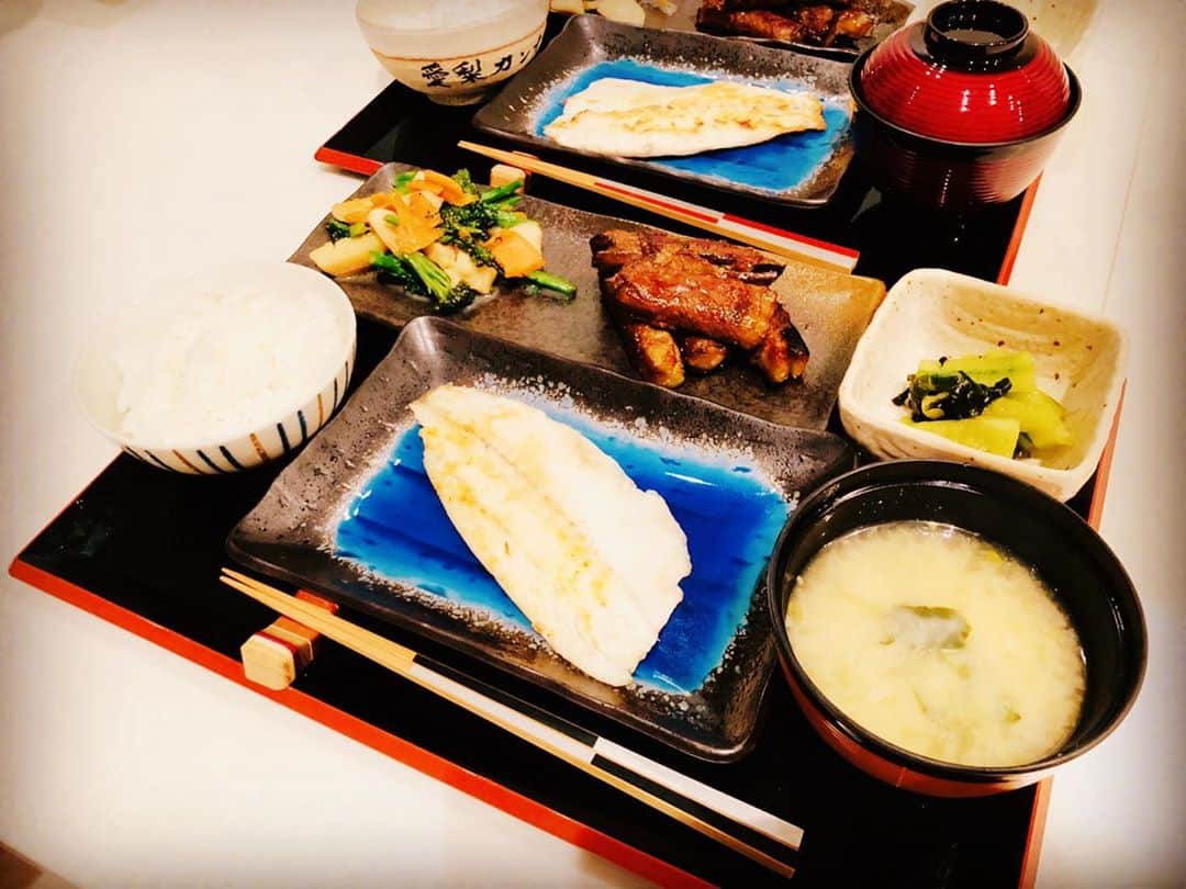 平愛梨さんのインスタグラム写真 - (平愛梨Instagram)「夜ご飯の仕込み👩‍🍳 朝食の後片付けを終えた後や2男児が寝てくれた隙に「いまだ‼︎」とキッチンへ駆け込み切って集めて味付け調味料も全て混ぜ合わせて冷蔵庫へ😃  こんな風にしたら夜ごはん準備がスムーズになった😃イェイ) #平飯#ご飯の支度#いいアイデア#母の教え#助かるー#なんでも教えてください#子供いると#いま#いつ#いける#いまだ#って#隙を見計らうよね#どない#コメント#ng#解禁したい#😭」4月6日 22時07分 - harikiri_tairi