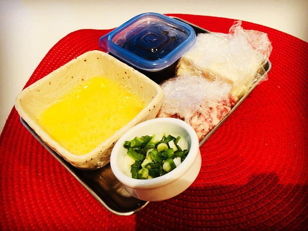 平愛梨さんのインスタグラム写真 - (平愛梨Instagram)「夜ご飯の仕込み👩‍🍳 朝食の後片付けを終えた後や2男児が寝てくれた隙に「いまだ‼︎」とキッチンへ駆け込み切って集めて味付け調味料も全て混ぜ合わせて冷蔵庫へ😃  こんな風にしたら夜ごはん準備がスムーズになった😃イェイ) #平飯#ご飯の支度#いいアイデア#母の教え#助かるー#なんでも教えてください#子供いると#いま#いつ#いける#いまだ#って#隙を見計らうよね#どない#コメント#ng#解禁したい#😭」4月6日 22時07分 - harikiri_tairi