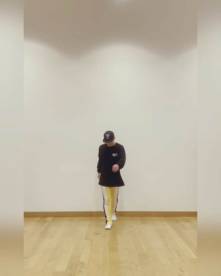 のインスタグラム：「﻿ たまに重なり合うよな　僕ら﻿ 扉閉じれば　明日が生まれるなら﻿ 遊ぼう　一緒に﻿ ﻿ うちで踊ろう﻿ ひとり踊ろう﻿ 変わらぬ鼓動　弾ませろよ﻿ 生きて踊ろう﻿ 僕らそれぞれの場所で　重なり合うよ﻿ ﻿ うちで歌おう﻿ 悲しみの向こう﻿ 全ての歌で　手を繋ごう﻿ 生きてまた会おう﻿ 僕らそれぞれの場所で　重なり合えそうだ﻿  わくわくな未来に向かって✈️ ﻿ #星野源 #うちで踊ろう #stayhome」