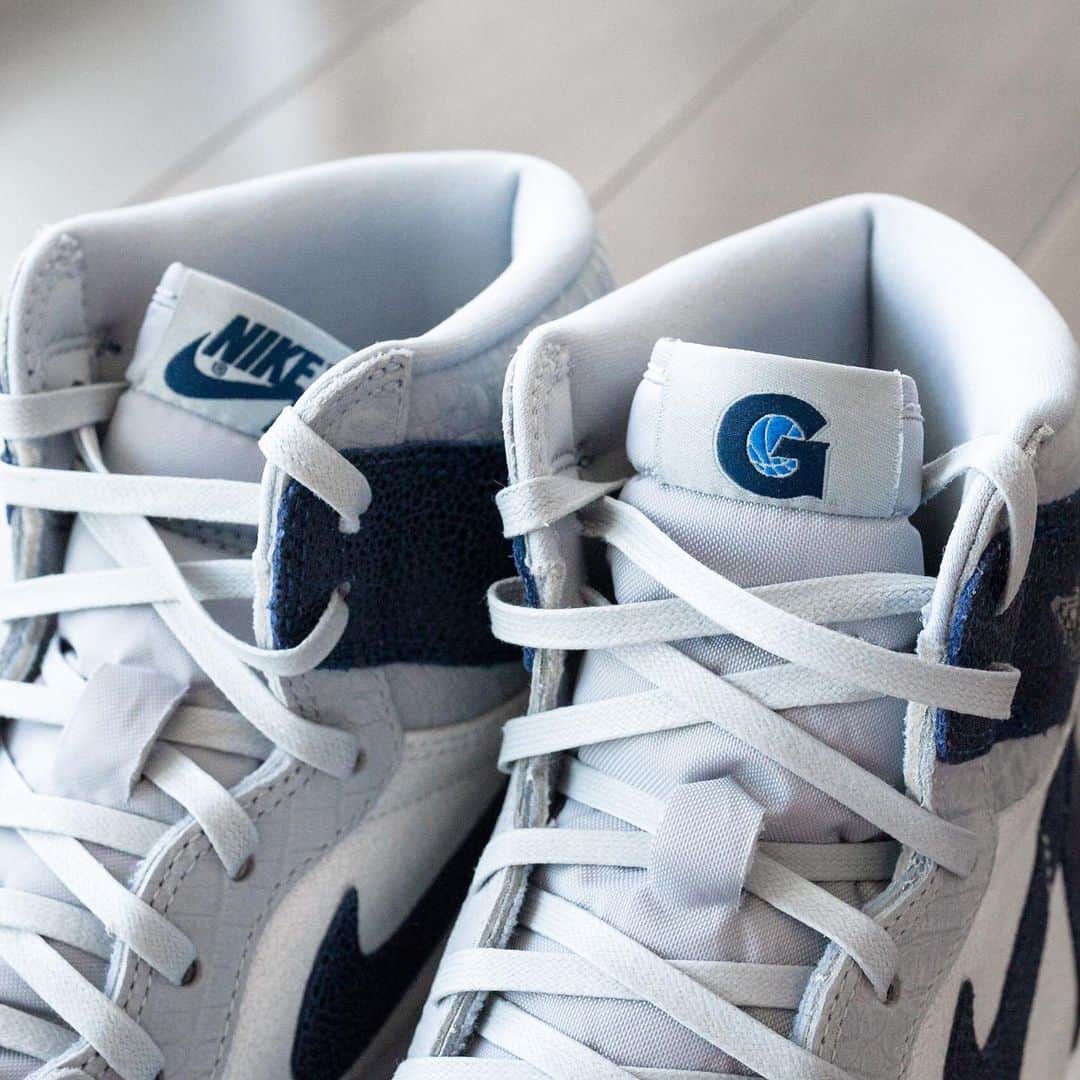 HYPEBEASTさんのインスタグラム写真 - (HYPEBEASTInstagram)「@hypebeastkicks: @georgetownathletics is the latest university to receive its own Air Jordan 1 PE. This Hoya-specific makeup is centered around a trio of luxe materials. Cracked white leather graces the quarter panels, with gray ostrich leather on the eyestays, mudguard and collar plus gray nylon tongues. The most potent tone and texture, however, are provided by a rich navy blue stingray leather on the toeboxes, heels, Swooshes and collar flaps. Finishing off the design is a Georgetown G at the tongue tag, while the right foot retains its original @nike Air branding.⁠⠀ Photo: @englishsole」4月6日 16時47分 - hypebeast
