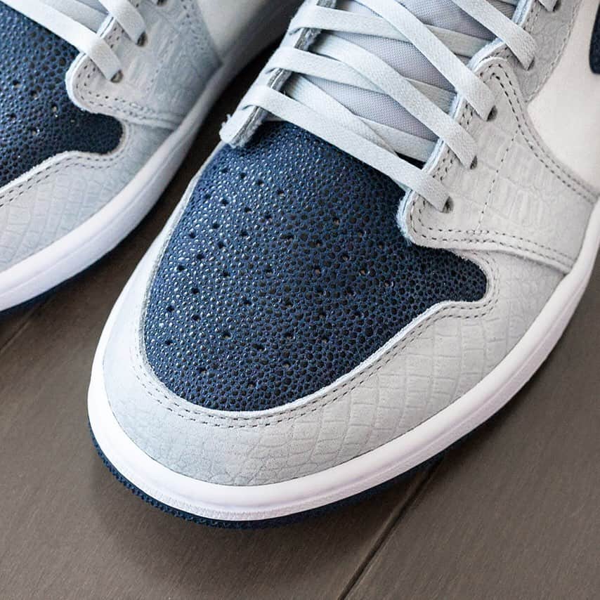 HYPEBEASTさんのインスタグラム写真 - (HYPEBEASTInstagram)「@hypebeastkicks: @georgetownathletics is the latest university to receive its own Air Jordan 1 PE. This Hoya-specific makeup is centered around a trio of luxe materials. Cracked white leather graces the quarter panels, with gray ostrich leather on the eyestays, mudguard and collar plus gray nylon tongues. The most potent tone and texture, however, are provided by a rich navy blue stingray leather on the toeboxes, heels, Swooshes and collar flaps. Finishing off the design is a Georgetown G at the tongue tag, while the right foot retains its original @nike Air branding.⁠⠀ Photo: @englishsole」4月6日 16時47分 - hypebeast
