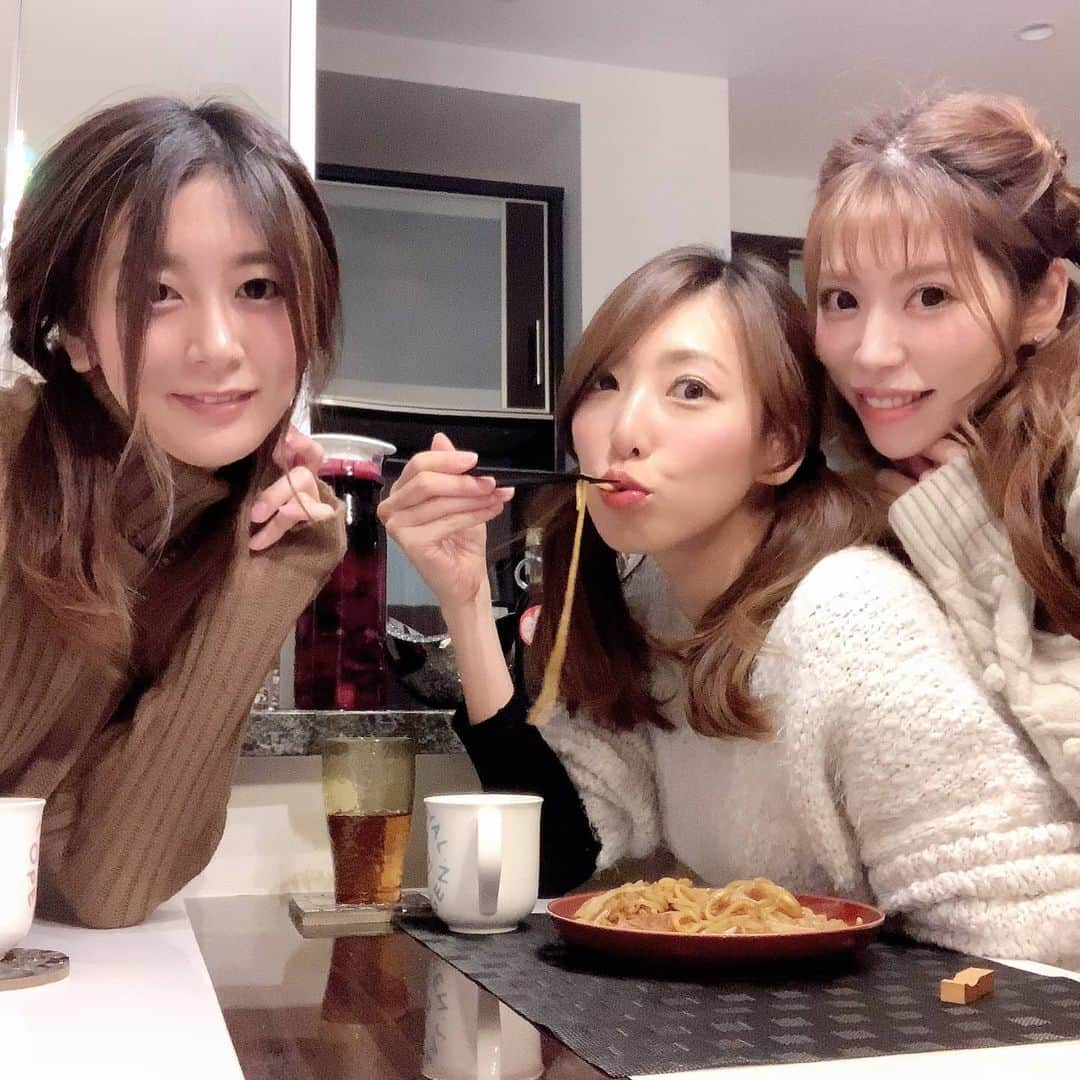 雨宮めるさんのインスタグラム写真 - (雨宮めるInstagram)「昨日のツインテ3人娘。 #お家で #パンケーキ会 #のはずが @miku812miku の口から #焼きそば #食いしん坊 #ツインテール  #かしまし娘 #3人姉妹 #長女疑惑 #御近所会 #外出自粛中 #お家カフェ #おうちカフェ #stayhome」4月6日 16時45分 - amamiya_melty