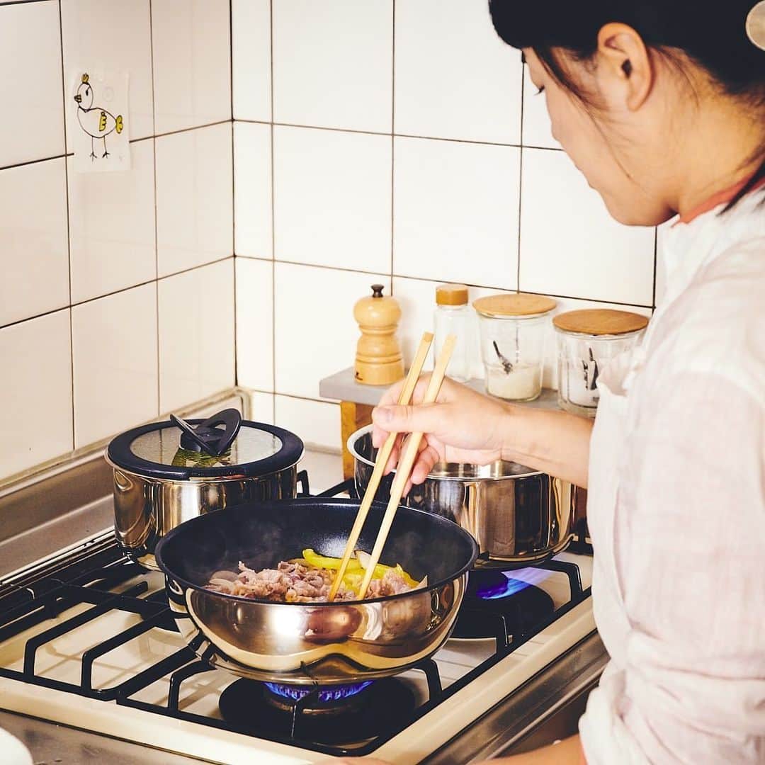北欧、暮らしの道具店さんのインスタグラム写真 - (北欧、暮らしの道具店Instagram)「平日の夕飯づくりをラクにしてくれる、4つのポイント！ . - - - - - - - - - - - - 日々の料理をサポートしてくれる、 「取っ手のとれるティファール（@tfal_japan）」。 . 本日は、暮らし家の塩山奈央さんに 実際に使ってもらいながら、 リアルな感想を聞いてみました。 . ■ 塩山さん： 「これまでフライパンは鉄のものしか 使っていなかったんです。見た目もかっこいいですし、 どこか鉄で料理している姿に憧れがありました。  でも娘が生まれてから、仕事も家事も今までより 全然時間がかけられなくなって、 そんな思いが変わっていったんです。  取っ手のとれるティファールを、 実際に使ってみて、3週間。 時間との勝負という夕飯づくりで、 料理をラクにしてくれたのはこんなポイントでした。 . - - - - - - - - - - - - ❶ コンパクトなキッチンでも！ 取っ手がないから、三口コンロが広々使える - - - - - - - - - - - -  なるべく効率的に料理をしたくて、 いつも三口コンロをフル活用します。 今まで使っていたフライパンだと、 持ち手が熱くなってしまうので、 料理中に何度も向きを調整していたんです。  だから取っ手がとれるだけで こんなにストレスがなくなるんだって驚きました！ . - - - - - - - - - - - - ❷ 油ハネしにくい！ 汁気の多い料理もできる深型ソテーパン - - - - - - - - - - - -  生姜焼きなど、汁気のあるものを 豪快に混ぜても、こぼれないから安心。 油ハネもしにくいから、料理後の掃除もラクですよ。  あと驚いたのは熱伝導の良さ。 料理によっては弱火でも十分、 焼き色までつけられました。 . - - - - - - - - - - - - ❸ 作って、保存、あっためるがスムーズ！ スープ料理に最適 - - - - - - - - - - - -  一時保存するときも、 取っ手がとれるのがすごく便利でした。 ボウルみたいにコンパクトで、 付属の蓋をつければそのまま冷蔵庫に入れられます。  次の日は、蓋を外してこのまま火にかけられるので、 作ったスープに味噌を入れたり カレーを入れたり、味変も簡単にできて嬉しいです。 . - - - - - - - - - - - - ❹ 後片付けのストレスも軽減！ お皿のようにスルッと洗える - - - - - - - - - - - -  取っ手がとれるから、他の食器と一緒に シンクに入れられるのが良いですね。 しかも焦げ付きにくいから汚れが落ちやすくて、 洗い物のストレスが全然なかったです。 . - - - - - - - - - - - - 使っていてストレスがないということは、 忙しない日常で、そして変わりゆく暮らしの中で、 ずっと変わらない大切なポイントなのかもしれません。  塩山さんのお話を聞きながら、 これから選びたい料理道具が少しずつ わかってきたような気がしました◎ . ▶詳しい記事の内容は、当店サイトにて「ティファール」と読みもの検索してみてください。当店サイトはプロフィールのリンクよりどうぞ→@hokuoh_kurashi . ［SPONSORED by ティファール］ ・ #kitchen#kitchendesign#kitchenware#food#foodstagram#tfal #ティファール#取っ手のとれるティファール #取っ手のとれる#ソースパン #鍋#ソーテーパン#フライパン #お皿#器#キッチン#キッチン雑貨 #スープ#生姜焼き#台所#料理#家事#お買い物#暮らしを楽しむ #日々の暮らし#北欧#暮らし#北欧暮らしの道具店」4月6日 16時56分 - hokuoh_kurashi