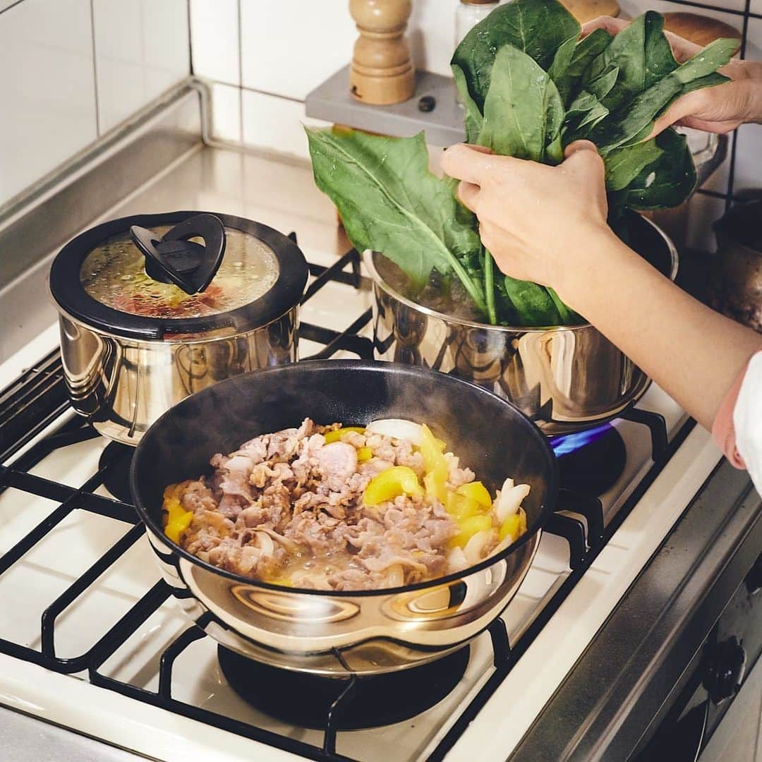 北欧、暮らしの道具店さんのインスタグラム写真 - (北欧、暮らしの道具店Instagram)「平日の夕飯づくりをラクにしてくれる、4つのポイント！ . - - - - - - - - - - - - 日々の料理をサポートしてくれる、 「取っ手のとれるティファール（@tfal_japan）」。 . 本日は、暮らし家の塩山奈央さんに 実際に使ってもらいながら、 リアルな感想を聞いてみました。 . ■ 塩山さん： 「これまでフライパンは鉄のものしか 使っていなかったんです。見た目もかっこいいですし、 どこか鉄で料理している姿に憧れがありました。  でも娘が生まれてから、仕事も家事も今までより 全然時間がかけられなくなって、 そんな思いが変わっていったんです。  取っ手のとれるティファールを、 実際に使ってみて、3週間。 時間との勝負という夕飯づくりで、 料理をラクにしてくれたのはこんなポイントでした。 . - - - - - - - - - - - - ❶ コンパクトなキッチンでも！ 取っ手がないから、三口コンロが広々使える - - - - - - - - - - - -  なるべく効率的に料理をしたくて、 いつも三口コンロをフル活用します。 今まで使っていたフライパンだと、 持ち手が熱くなってしまうので、 料理中に何度も向きを調整していたんです。  だから取っ手がとれるだけで こんなにストレスがなくなるんだって驚きました！ . - - - - - - - - - - - - ❷ 油ハネしにくい！ 汁気の多い料理もできる深型ソテーパン - - - - - - - - - - - -  生姜焼きなど、汁気のあるものを 豪快に混ぜても、こぼれないから安心。 油ハネもしにくいから、料理後の掃除もラクですよ。  あと驚いたのは熱伝導の良さ。 料理によっては弱火でも十分、 焼き色までつけられました。 . - - - - - - - - - - - - ❸ 作って、保存、あっためるがスムーズ！ スープ料理に最適 - - - - - - - - - - - -  一時保存するときも、 取っ手がとれるのがすごく便利でした。 ボウルみたいにコンパクトで、 付属の蓋をつければそのまま冷蔵庫に入れられます。  次の日は、蓋を外してこのまま火にかけられるので、 作ったスープに味噌を入れたり カレーを入れたり、味変も簡単にできて嬉しいです。 . - - - - - - - - - - - - ❹ 後片付けのストレスも軽減！ お皿のようにスルッと洗える - - - - - - - - - - - -  取っ手がとれるから、他の食器と一緒に シンクに入れられるのが良いですね。 しかも焦げ付きにくいから汚れが落ちやすくて、 洗い物のストレスが全然なかったです。 . - - - - - - - - - - - - 使っていてストレスがないということは、 忙しない日常で、そして変わりゆく暮らしの中で、 ずっと変わらない大切なポイントなのかもしれません。  塩山さんのお話を聞きながら、 これから選びたい料理道具が少しずつ わかってきたような気がしました◎ . ▶詳しい記事の内容は、当店サイトにて「ティファール」と読みもの検索してみてください。当店サイトはプロフィールのリンクよりどうぞ→@hokuoh_kurashi . ［SPONSORED by ティファール］ ・ #kitchen#kitchendesign#kitchenware#food#foodstagram#tfal #ティファール#取っ手のとれるティファール #取っ手のとれる#ソースパン #鍋#ソーテーパン#フライパン #お皿#器#キッチン#キッチン雑貨 #スープ#生姜焼き#台所#料理#家事#お買い物#暮らしを楽しむ #日々の暮らし#北欧#暮らし#北欧暮らしの道具店」4月6日 16時56分 - hokuoh_kurashi
