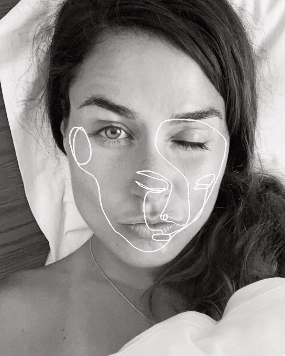 ズザンナ・ヤカボスのインスタグラム：「este 6-kor @lilugram vendége leszek, csak el ne felejtsem 😉🤔」