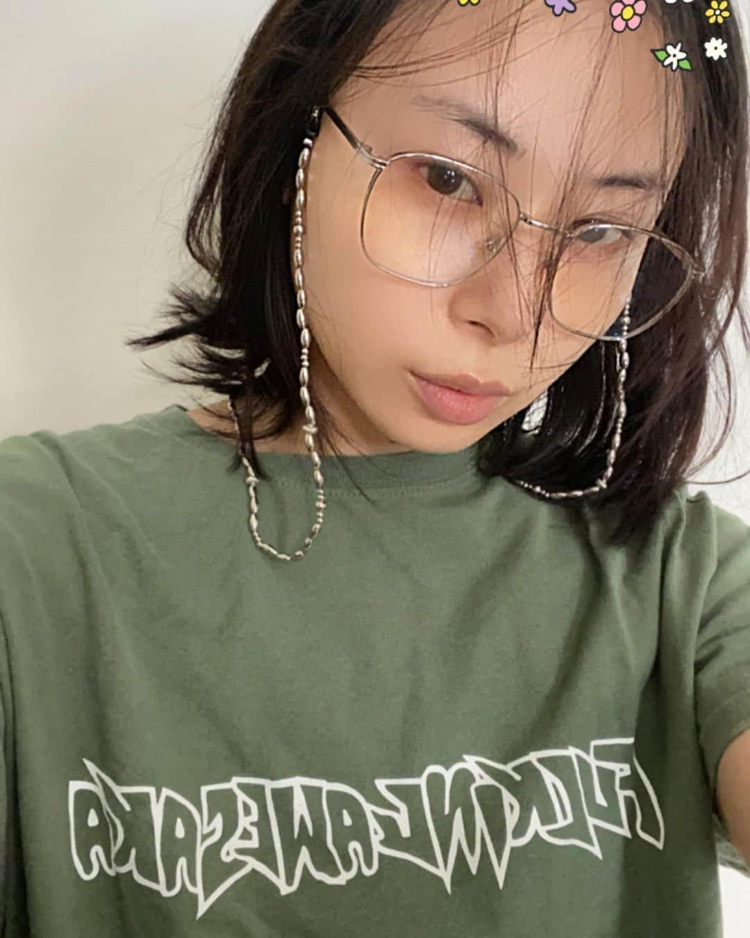 後藤早貴さんのインスタグラム写真 - (後藤早貴Instagram)「お気に入りのtshirtsと、作ったメガネストラップとお気に入りのサングラスやら🕶 早くお出かけしたいけど、お家でガバガバ相席食堂見て笑いながら、親友と電話しながらシクシクと作っております😇 ヒュー！#生きてる事に感謝  あ！後、猿の惑星シリーズ全て見ました😋最高🥳  #me#gosaki#stayhome#おうち時間」4月6日 16時57分 - gosakicchi