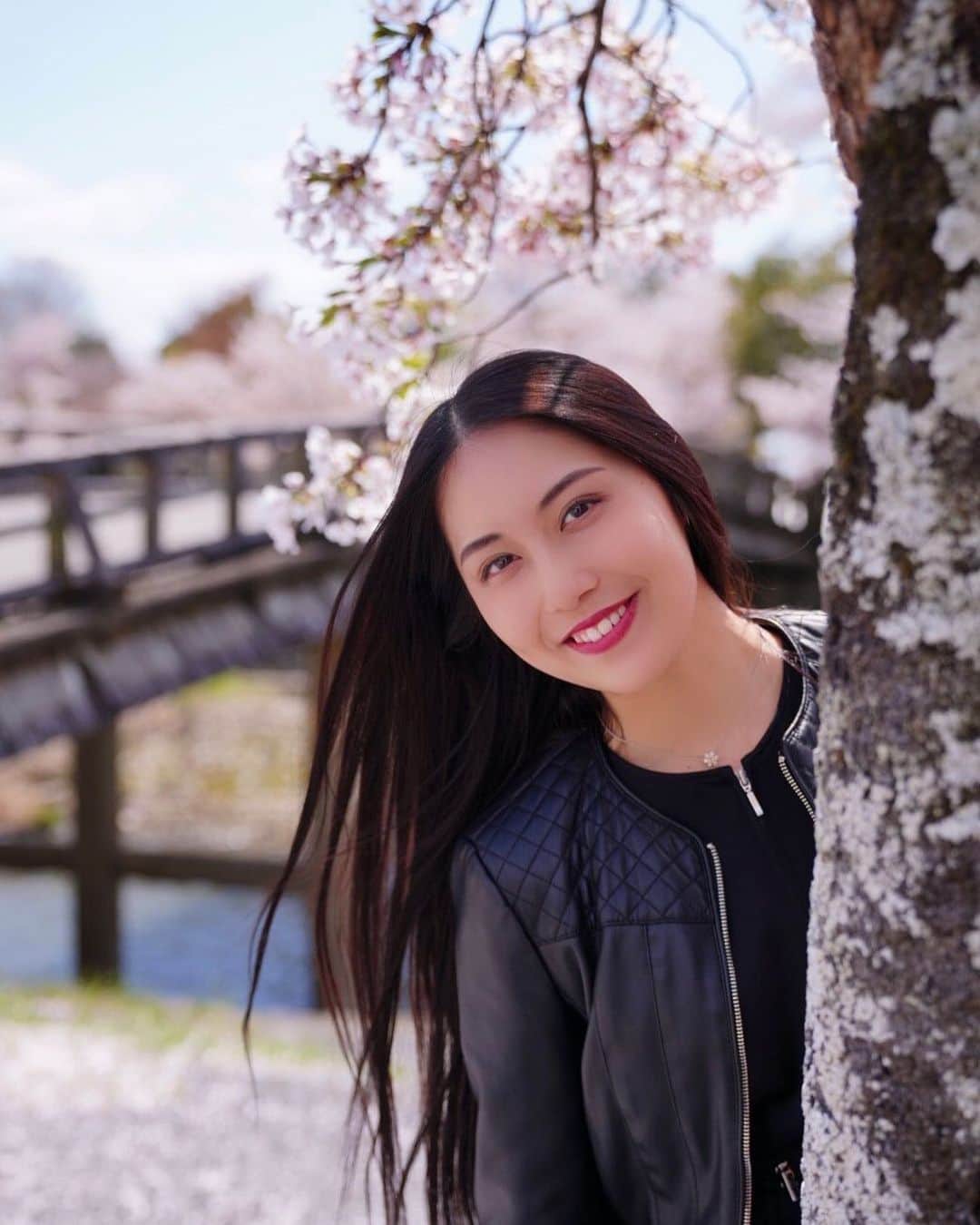 上田真実のインスタグラム：「* * * * 京都は嵐山の桜は満開でした🌸·˖✶ * ひょっこり(*´˘`*) * * * * #三上スピカ #京都嵐山 #京都巡り #京都撮影 #京都観光 #京都グルメ #ポートレート #ポートレート撮影 #カメラ好きな人と繋がりたい #写真好きな人と繋がりたい #camera #portrait #model #cherryblossom #kyotojapan #arashiyama #longhair」
