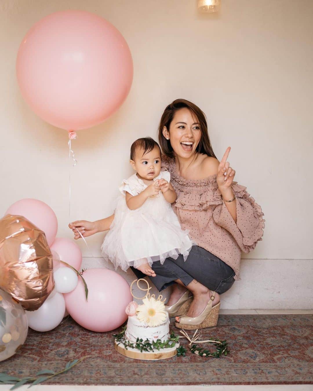 鮎河ナオミのインスタグラム：「少し前になりますが、親友のベイビーが1歳になりました💓  生まれた時から見てるから、1人で立てるようになって感動🥺  お祝いのケーキは @dolcemaririsa でオーダーメイドしてもらったよ🎂  ここのケーキはもう長いこと頼んでるのですが、とってもセンスが良いので、安心✨想像どおりの素敵なケーキを作ってくれます😊✨ 23区内であれば宅配もしてくれるので、とっても便利！  ちなみに、こちらも少し前のことですが、@hair_salon_belle の飯田さん @belleiida に髪をボブに切ってもらいました🤗久しぶりのボブ楽しみます！ . . . #1歳おめでとう #可愛すぎ #オーダーメイドケーキ #ボブ #ヘアカット #1stbirthday #loveyou #お家時間 #stayhome #mybestfriendsbaby #babygirl #happybirthday」