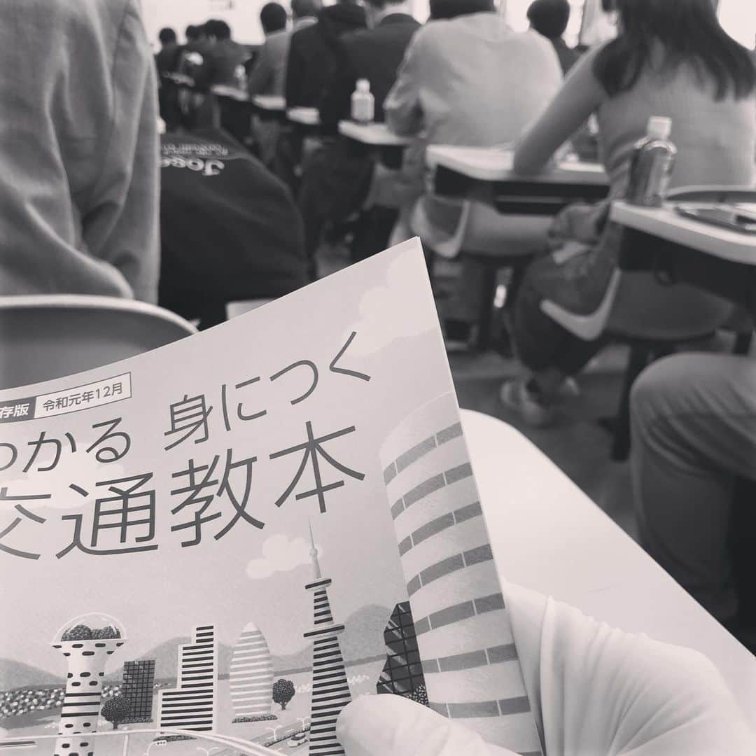 青木伸輔さんのインスタグラム写真 - (青木伸輔Instagram)「明後日で免許証更新切れで失効になってしまうため、止むを得ず外出… ちなみに前回は失効したため、初回講習を受けることに… そして試験場は窓を開けて換気はしているものの完全に社会的距離がとられてない状況…(鮫洲試験場が閉鎖になったから他の試験場が混んでるのか？) マスク、ゴム手袋も付け万全でいきましたが、緊張する2時間でした… #pleasekeepyoursocialdistance」4月6日 17時10分 - shinsuke.aoki