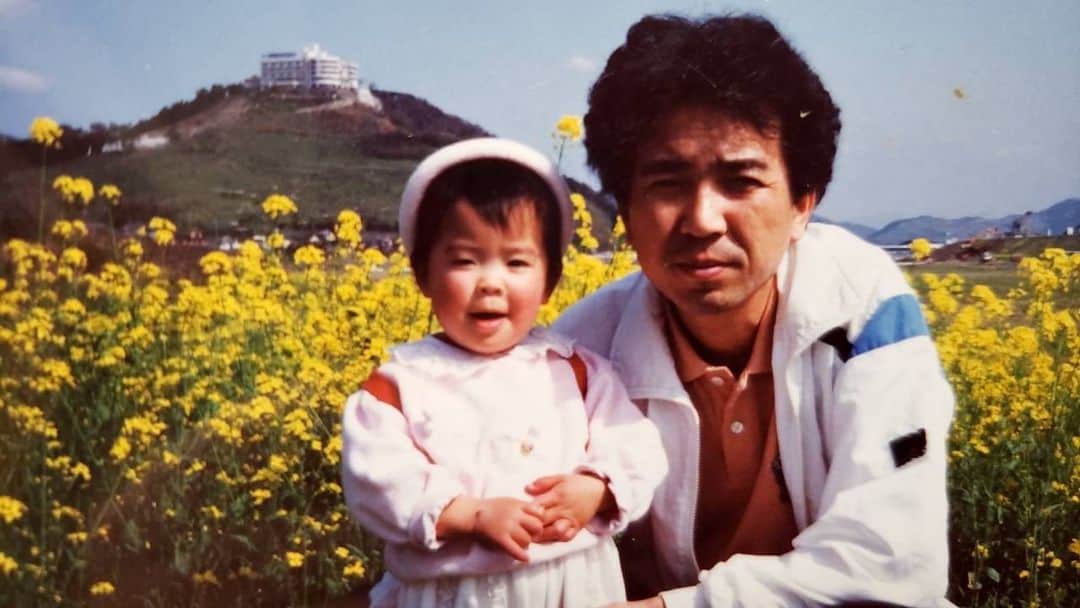上杉あずさのインスタグラム：「. 地元うきは市ではまだ感染者が出たという情報はありませんが、だからこその心配も。田舎だから大丈夫ってこともないから、みんな気を付けてね‼️‼️ お父さんお母さんも、周りのみなさん、いつも応援してくれるおじさんたち、お姉さんたち、子供たち🥺🥺 気を付けて手洗いうがい除菌などなど、徹底してくださいね‼️‼️ 特にお父さんたち！酔っ払っててもアルコール除菌にはならんけんね😱酔っぱらっても手洗いうがいはしっかりと‼️…にしてもお父さん髪フサフサ👴🏻ブサ可愛い私ww . 私にも両親にも「あずさは大丈夫？」って連絡たくさん頂きました。ありがとうございます🙏🏼私はだいぶ引きこもり生活してるので大丈夫です。人に移さないよう、極力人と接しないように #stayhome の日々です。仕事の時はめちゃくちゃ気を遣って…。だからみなさんも、しっかり助け合い支え合い守り合いましょう😇💪🏼 #コロナに負けるな #savetheearth #savehealthy #stayathome #covid19 #手洗いうがい #除菌 #うきは #福岡」