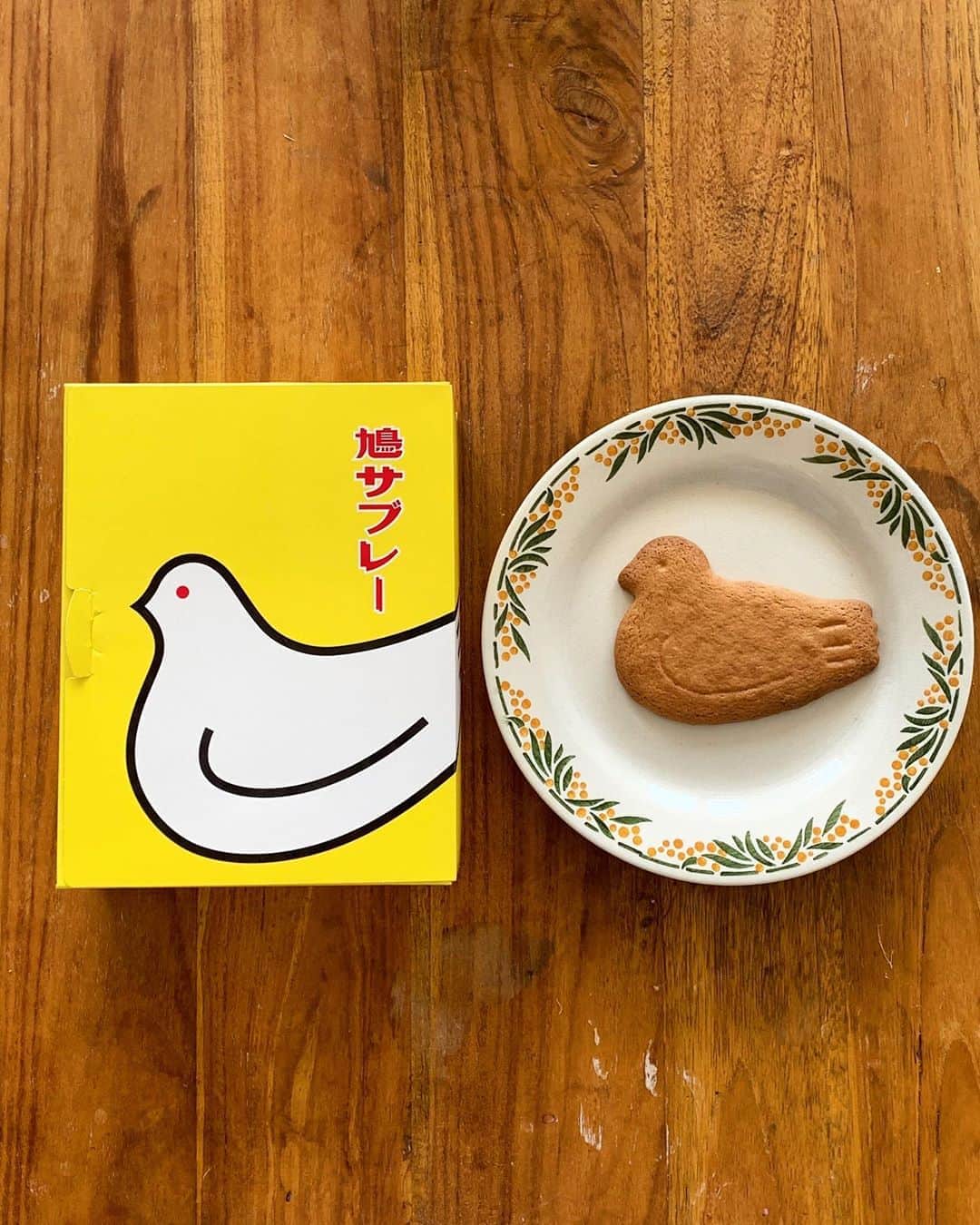 村上萌さんのインスタグラム写真 - (村上萌Instagram)「今日のおやつ。鎌倉のおしゃれなお姉さんからの贈り物。「完全に外出禁止？つらいねー！シラスか鳩送るわ！」って言って届いた鳩。ありがとう🕊﻿ ﻿ ﻿ #糧にします #牛乳と合うよね #stayhome #今日のおやつ」4月6日 17時31分 - moemurakami_