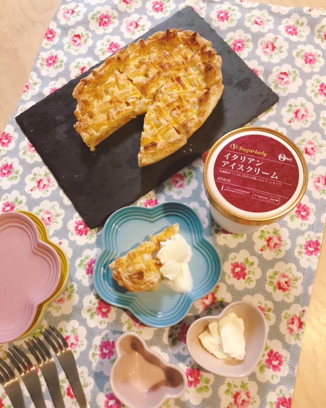 のインスタグラム：「. おうちカフェ〜☕️ アップルパイを焼いたので、イタリアンアイスクリームで格上げ◊*ﾟ ちょっと温かいアップルパイにアイスがとろける〜😋 りんごがぎっしり入っているので、食べ応えも🍎 3きょうだいが喜んでくれました♡ . . .  @slcreations_official #SLCreations#エスエルクリエーションズ#安心安全#無添加#食品宅配#PR#イタリアンアイスクリーム#臨時休校中#ストック買い#おうちおやつ#おうちカフェ#アップルパイ#カスタードアップルパイ#3きょうだい#手作りおやつ#お菓子作り」