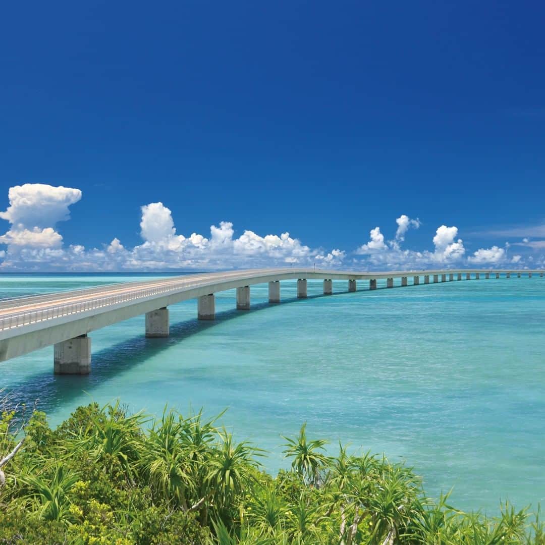 のインスタグラム：「. Like you're running on the surface of the ocean... Enjoy the panoramic view from the long Irabu-Ohashi bridge, connecting two outlying islands👀 #MyAprilAdventure  海の上を走っているような感覚になる#伊良部大橋 🏖 離島を繋ぐ長い橋から見る景色は絶景✨ . . Post your memories with #FlyJAL  #JapanAirlines  #japan #okinawa #adventuretravel」