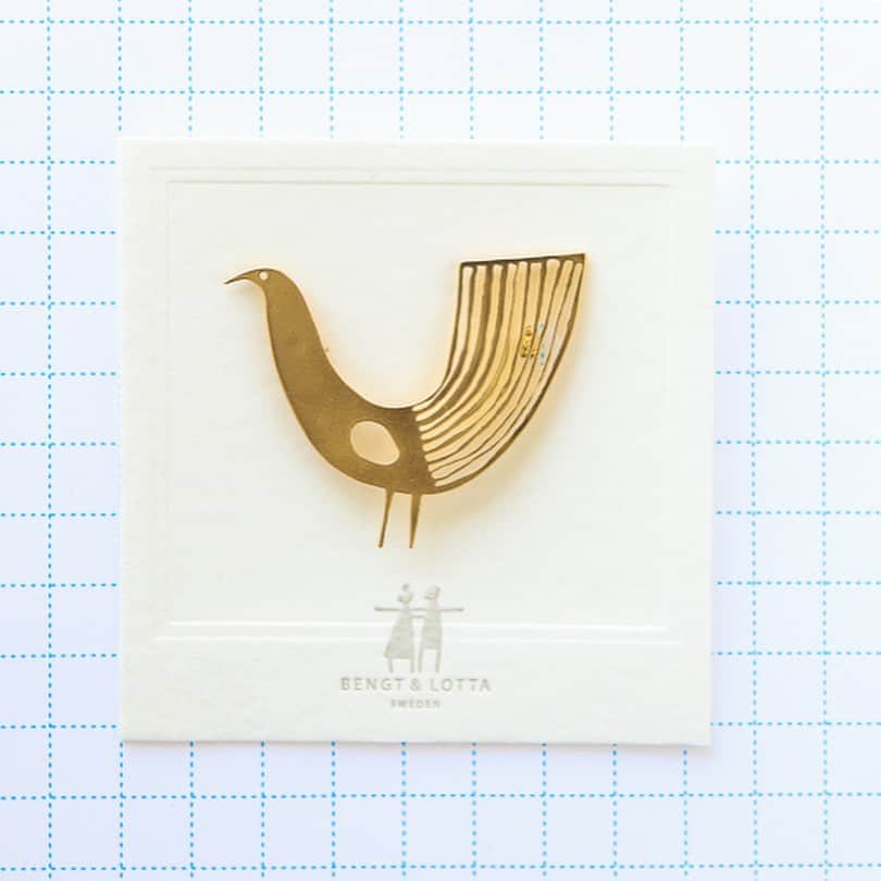手紙社さんのインスタグラム写真 - (手紙社Instagram)「【オンライン「ブローチ博&耳飾りパーティー」week2 出品者紹介：啓文社印刷】 活版を中心に手に取って触りたくなる質感の印刷を手がける神戸の印刷会社・啓文社印刷。その高い加工技術を生かしたブローチが登場します！ 風見鶏のように凛とした姿勢が美しい鳥たちは、真鍮に金メッキを施し、その後アンティーク加工を行っています。台紙にも印刷会社ならではの仕掛けが隠れているそう。ぜひお手に取って確かめてみてくださいね。 . ▶︎オンラインショップ「えりすぐり手紙舎」は「@kamihaku2020」のリンクへ . ▶︎開催スケジュール（改訂版）などの詳細は「@tegamisha」のリンクより手紙社公式サイト「NEWS&TOPICS」へ . ▶︎ week2は4月12日（日）18:00まで . ▶︎ 事前に商品をチェックできる「プレビュー期間」は、オープン日前日の18:00〜当日9:00まで . #手紙社#手紙舎#tegamisha#紙博#kamihaku#紙博inえりすぐり手紙舎#紙博in仙台#えりすぐり手紙舎#手紙社オンラインショップ#オンラインショップ#ブローチ博#耳飾りパーティー#ブローチ#brooch#啓文社印刷」4月6日 17時40分 - tegamisha
