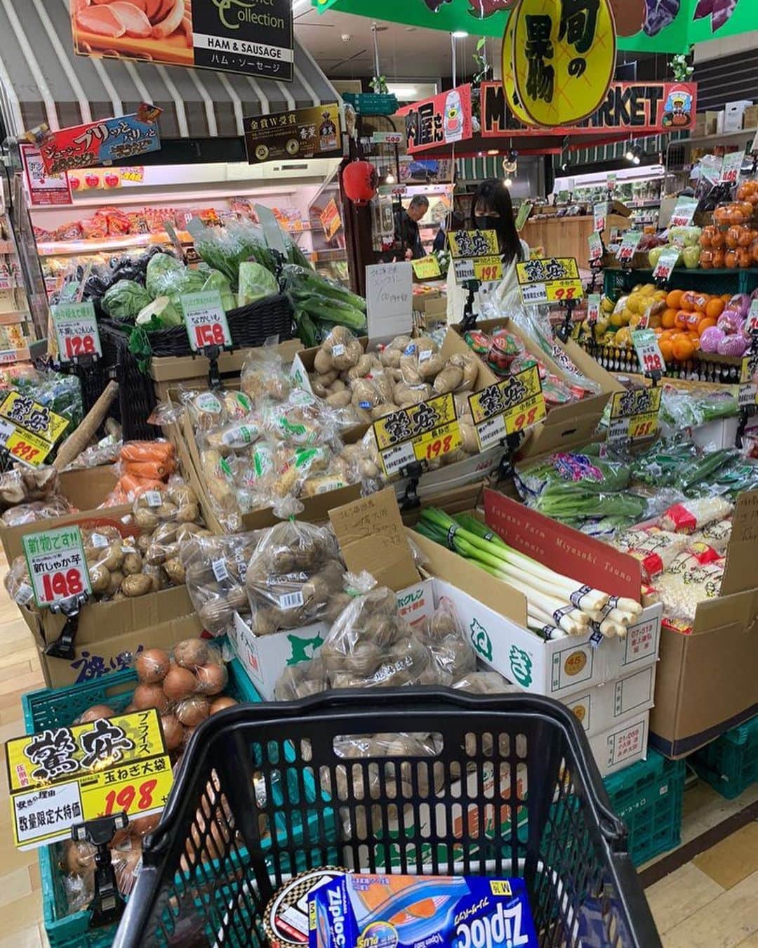 つぼみさんのインスタグラム写真 - (つぼみInstagram)「【つぼみさんTwitterより】﻿ ﻿ 無くなった日用品の買い出しに行こうと思っていたら、月イチ検査のついで(？)にマネジャさんが一緒にお店を回ってくださった😇﻿ ﻿ やった〜男手🙋‍♂️と車🚙〜✨とばかりに重いものもたくさん買ってしまいました！﻿ ﻿ これでしばらく引き籠れます☺️﻿ ﻿ その時の様子がこちらです💁‍♀️﻿ ﻿ ＃地味女　#職業はAV女優です﻿ ﻿ #つぼみ﻿ #つぼみん﻿ #つぼみたん﻿ #AV女優﻿ #sexy女優﻿ #エクセリア﻿ #MOODYZ ﻿ #WANZ ﻿ #Tsubomin﻿ #ワンズファクトリー﻿ #ロリータ﻿ #Tsubostagrazm﻿ #fanstagram﻿ #ロリ界の神﻿ #ぼみつ﻿ #アダルトビデオ﻿ #可愛い﻿ #女神﻿ #セクマイ﻿ #コスプレ﻿ #S1﻿ #同人作家﻿ ﻿ ﻿ ﻿ ﻿ 日記はトップページのURLから－＝≡( ๑´･ω･)」4月6日 17時32分 - tsubomi_photo