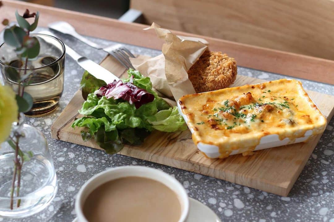 コエのインスタグラム：「koe lobby special menu! ・ 〇グラタンランチ　¥1,000 +tax  koe lobby の人気ランチメニュー！ エビとチーズをたっぷり使ったオリジナルのグラタンはボリューム満点。 サラダとコロッケも付いた不動の人気メニューです。  ぜひご賞味ください。 ・ koe lobby 渋谷 lunch : 10:00〜15:00 (lo.14:30) teatime : 15:00〜18:00 (lo.17:30) dinner: 18:00〜21:00 (lo.20:30) ・ 〒150-0042 東京都渋谷区宇田川町３−７ tel.03-6712-7257」