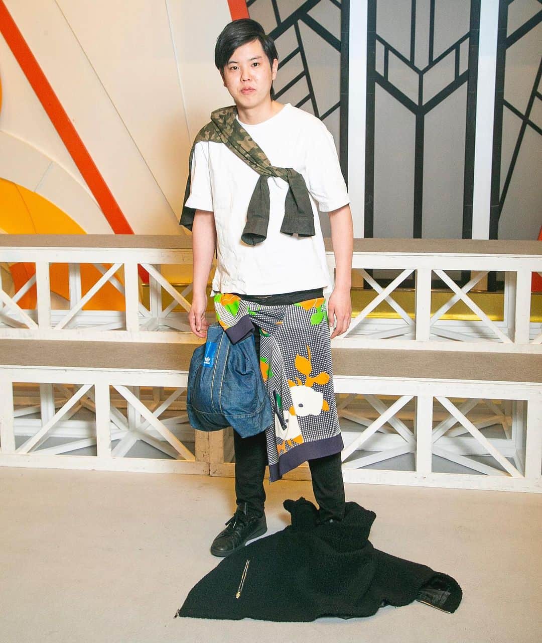 古田敬一さんのインスタグラム写真 古田敬一instagram きみどり古田のファッションチェックラフマガ編 エンペラー 安井 After クロスバー直撃渡邊さんスタイリング 白tに迷彩柄のトップスをタスキ掛けしてアクセントに そして腰にも柄物のトップスを