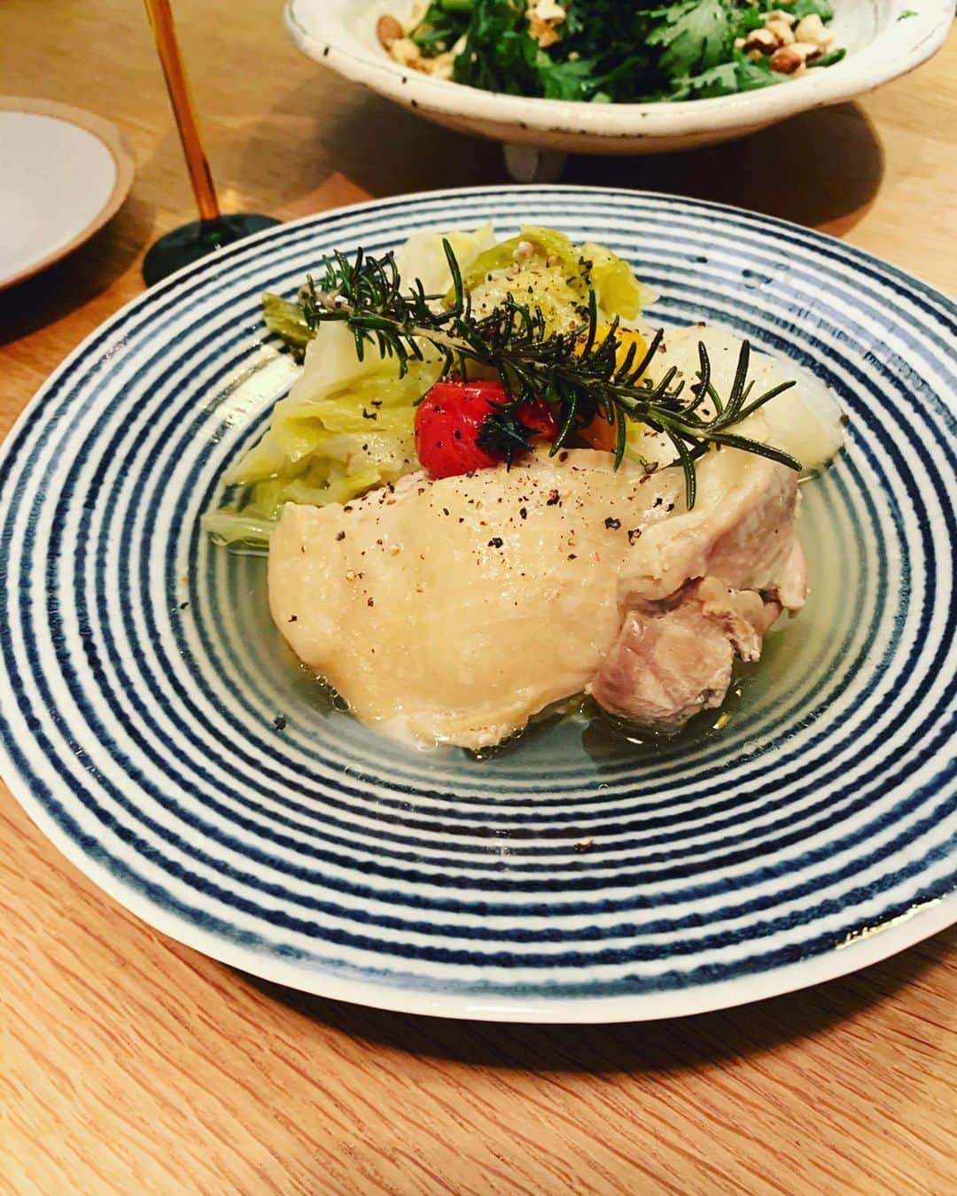 二ノ宮和佳子のインスタグラム：「作る→食べる→片付け のルーティン... 料理は好きだけど、そろそろ人の作ってくれたご飯が食べたいな 好きなお店もテイクアウト始めてるから、利用しよ やっぱりプロの味食べたいー  #chikenvege #tunaegg #currysoba」