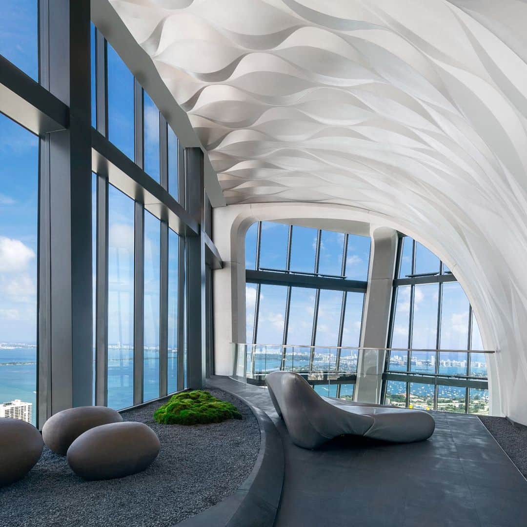 HYPEBEASTさんのインスタグラム写真 - (HYPEBEASTInstagram)「#hypelife: Take a look inside @davidbeckham’s luxurious penthouse condo at the @zahahadidarchitects-designed @onethousandmuseum residence. Located in downtown Miami, the space spans 1,000 m2 and offers a panoramic view of the entire city from 200 meters above ground. It includes five bedrooms, six bathrooms, a gym, a 100 m2 terrace and a cozy home theater, while the ultra-modern interior embraces clean white geometric structures coupled with glossy black flooring, conceptual zen gardens and massive windows for an open atmosphere. ⁠⠀ Photo: One Thousand Museum」4月6日 17時51分 - hypebeast