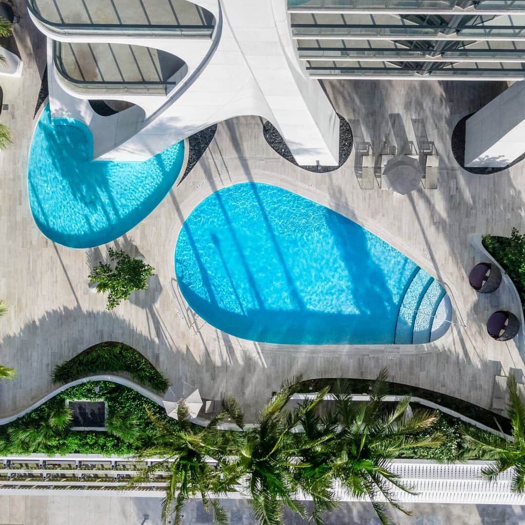 HYPEBEASTさんのインスタグラム写真 - (HYPEBEASTInstagram)「#hypelife: Take a look inside @davidbeckham’s luxurious penthouse condo at the @zahahadidarchitects-designed @onethousandmuseum residence. Located in downtown Miami, the space spans 1,000 m2 and offers a panoramic view of the entire city from 200 meters above ground. It includes five bedrooms, six bathrooms, a gym, a 100 m2 terrace and a cozy home theater, while the ultra-modern interior embraces clean white geometric structures coupled with glossy black flooring, conceptual zen gardens and massive windows for an open atmosphere. ⁠⠀ Photo: One Thousand Museum」4月6日 17時51分 - hypebeast