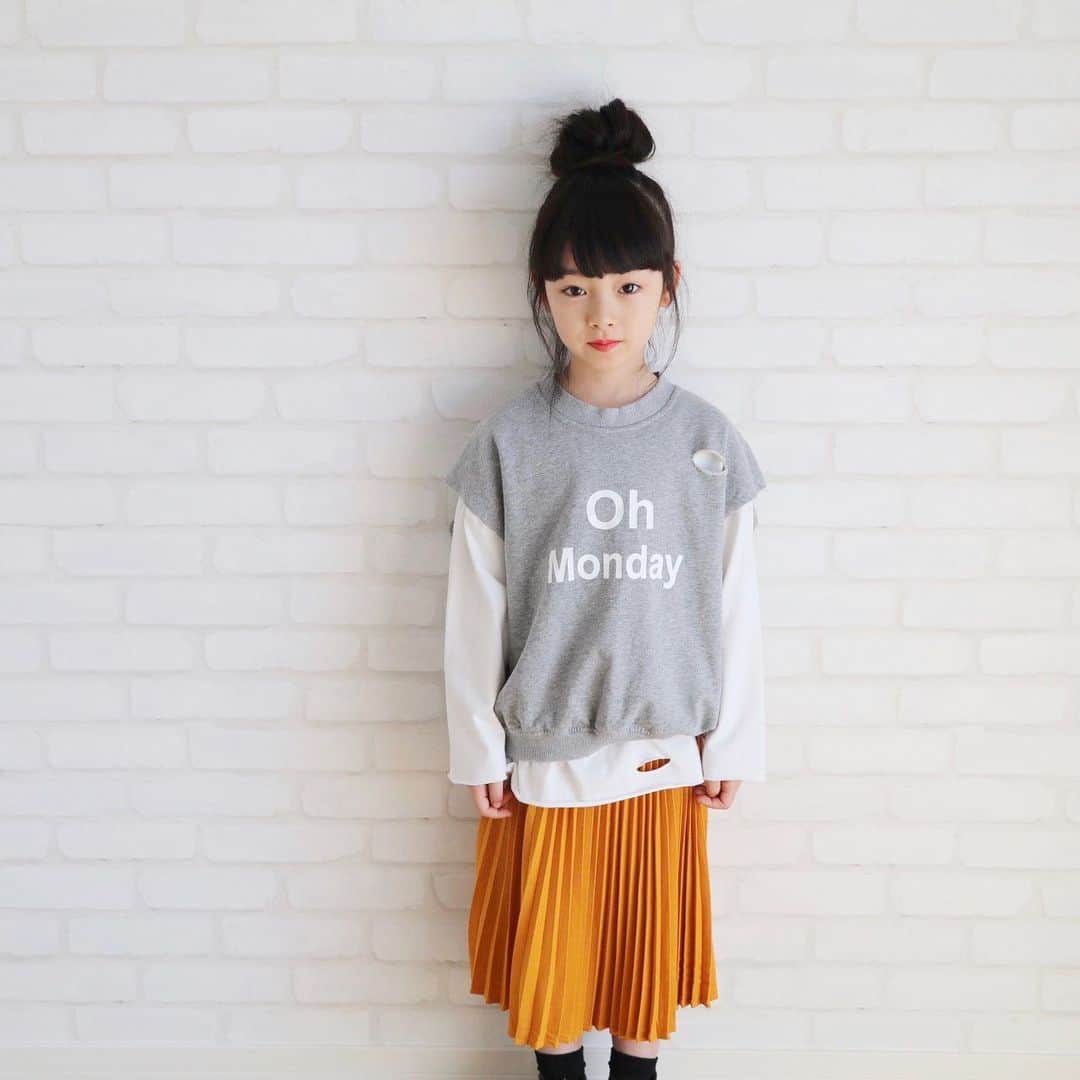 のインスタグラム：「4/6 ・ Oh Monday ・ そう、今日は月曜日 ・ #どうしても月曜日に投稿したかった ・ ・ @otonadekodomo のスタイリストさんが セレクトしてくれたコーディネートを 年4回お届けしてくれる 【 #コドモ定期便 】 ・ 今回は春にピッタリな カジュアルかわいいコーデが届きました☺️📦 ・ ・ 新一年生の悩みといえば ・ 「毎日の服どうしよう」 ・ きっとこれだと思うんだけど ・ ・ 全身フルコーデで届くから このまま着て行けちゃうし ・ プロが選んでくれるコーデで勉強出来るのも コドモ定期便の良いところ☺️👌 ・ ・ もし気に入らなくても 全額返金保証してくれる太っ腹定期便🥺 ・ ・ 気になった方是非チェックしてみてね☺️✊ ・ ・ ・ ・ ・ #7歳#インスタキッズ#キッズコーデ#キッズファッション#仙台ママ#小2#JSガール#JS2#smarby#ig_kids#ig_kidsphoto#kids_japan#kidsfashion#kjp_ootd#mamagirl#comona#ig_kidsfashion#instagram_kids」