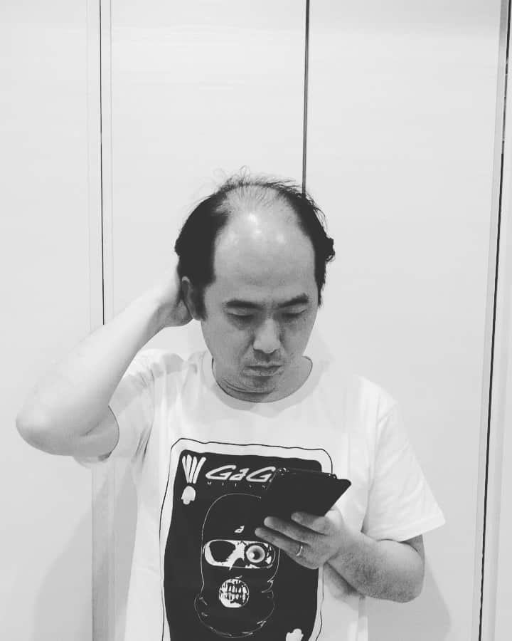 斎藤司のインスタグラム：「テレビで見てやってみた。 久しぶりの気持ちだ。 星野さんありがとうございます。  家最高。 一発撮り。  #うちで踊ろう  #星野源  #おうちにいよう  #おうち時間」