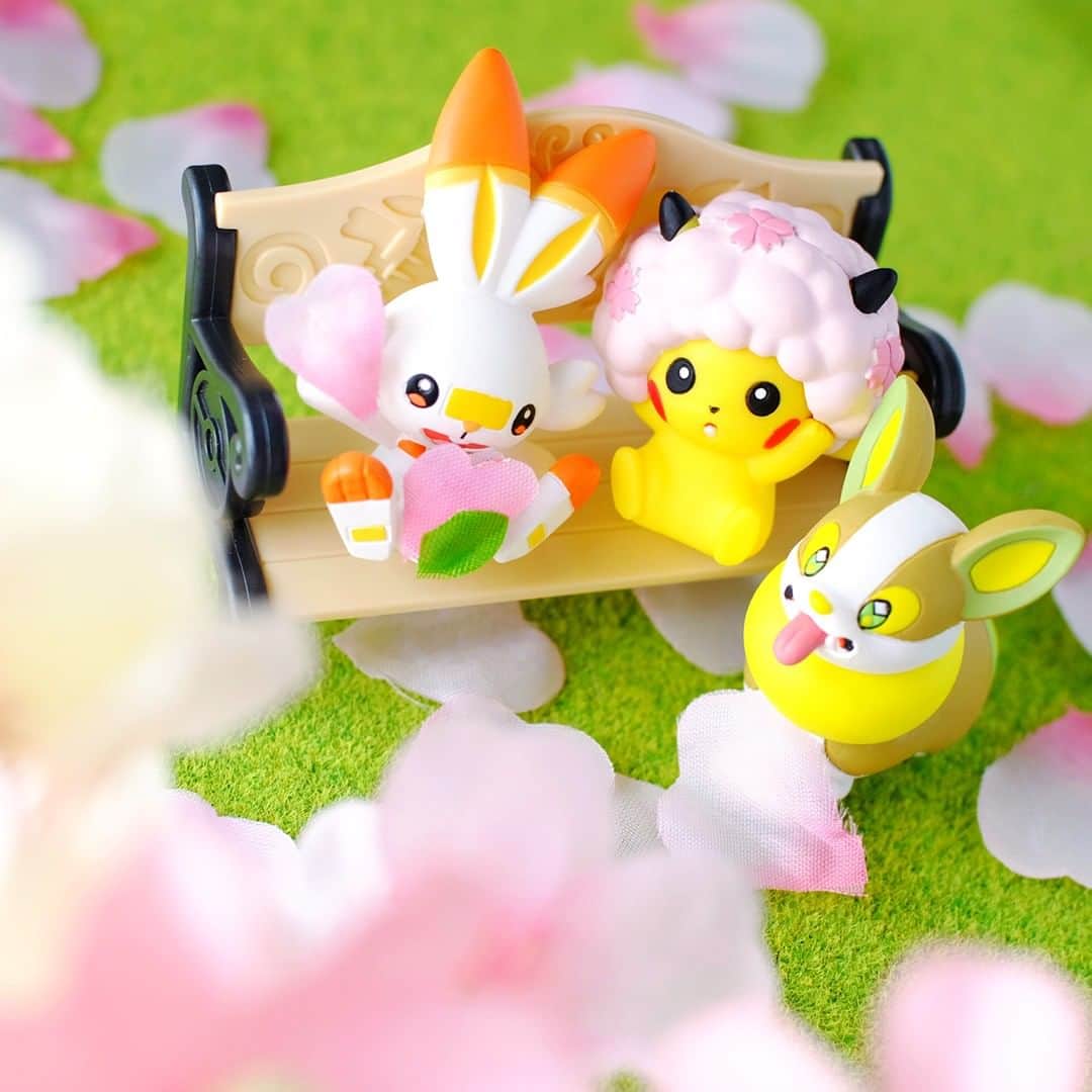 ピカチュウ公式Instagramさんのインスタグラム写真 - (ピカチュウ公式InstagramInstagram)「【今日のピカチュウ】 桜の花びらを集めて遊んでいたら…🌸 あれ❔ピカチュウの頭が桜だらけになっちゃった？🤭💖 #pikachu #scorbunny #yamper #pokemon #cherryblossom #spring #ピカチュウ #ヒバニー #ワンパチ #桜 #桜アフロ #花びら #春」4月6日 18時00分 - pokemon_jpn