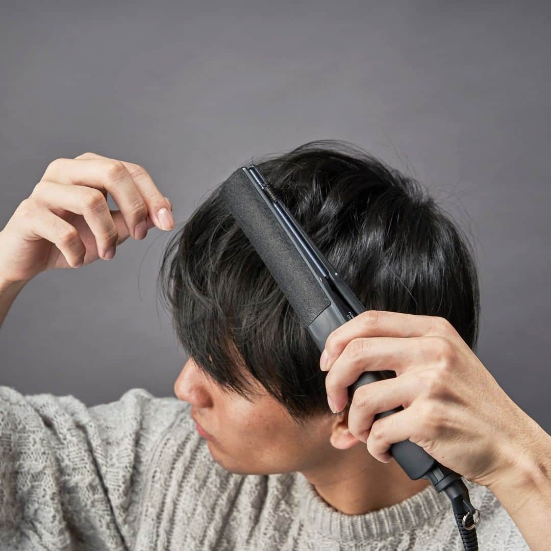 のインスタグラム：「新しく始まる毎日に、スタリングも新たに／ . 重めのスタイルにも毛先にニュアンスを出して、動きのある軽いヘアアレンジに。 いつものストレートをワンカール、コロンと可愛らしく上品なヘアアレンジに。 洋服もヘアスタイルも春の装いで、新しい毎日を。 . 『私にできる、サロンクオリティ。“Nobby by TESCOM”』 . 商品の詳細は、ブランド公式オンラインショップをチェック！⁣ https://www.tescom-japan.co.jp/brand/nbt/ - - - - - - - - - - - - - - - - - - - - - - - - - ●商品名：プロフェッショナル プロテクトイオン ヘアーアイロン. ●品番　：NIS3000. ●カラー：ブラック. - - - - - - - - - - - - - - - - - - - - - - - - - ●商品名：プロフェッショナル プロテクトイオンヘアーアイロン. ●品番　：NIM3000. ●カラー：ブラック. - - - - - - - - - - - - - - - - - - - - - - - - - @tescom_beauty . Nobbyに関する情報は@tescom_pro キッチン家電に関する情報は@tescom_kitchen にてご紹介中！ . 毎日使うヘアアイテムは #テスコム または #TESCOM で検索してみて下さいね♡ テスコムのInstagramでは、自分らしさを追求したあなたのキレイづくりに役立つ情報を毎週発信しています！ . #ヘアアレンジ #ゆる巻き #プロ仕様 #プロフェッショナル #ヘアアイロン #ストレートアイロン #美髪ケア #便利アイテム #セルフスタイリング #美髪計画 #ニュアンスヘア #カールアイロン #時短ヘア #ヘアドライヤー #ヘアアイテム #おしゃれ家電 #サラツヤ髪 #時短スタイリング #潤いヘア #ダメージ軽減 #時短家電 #ニュアンスアレンジ #ストレーター #nobbybytescom #私にできるサロンクオリティ #nis3000 #nim3000 #ノビテス」