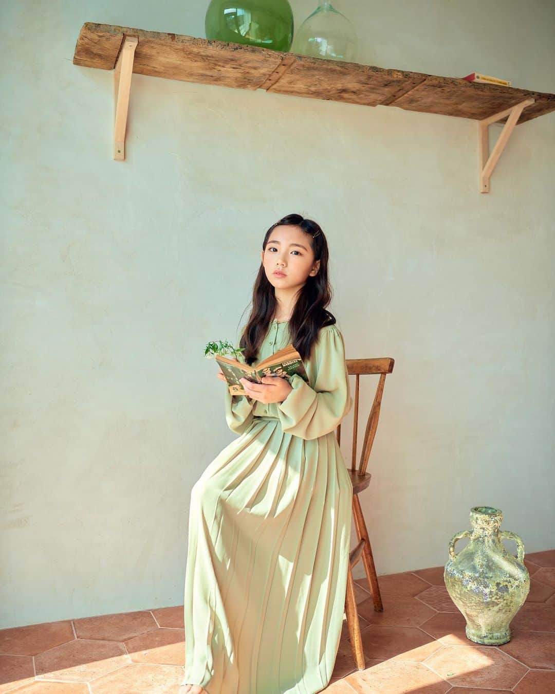 ウンチェのインスタグラム：「#독서쟁이 🌿 였음 좋겠다아 - (마음의 소리) - - - - #키즈모델 #아역배우 #이은채 #분위기여신 #우아한 #연기중」