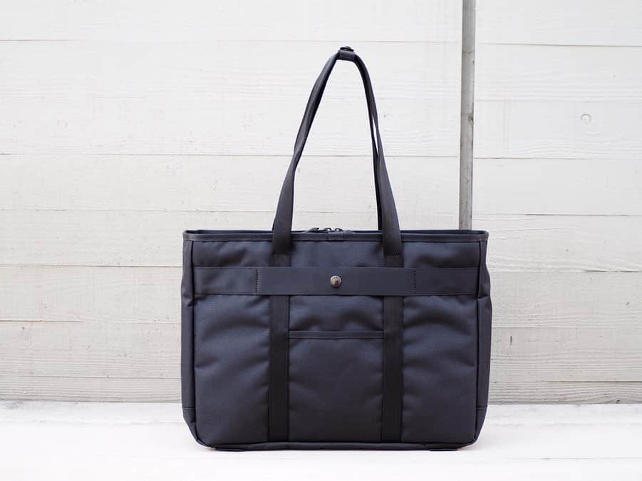 B JIRUSHI YOSHIDAさんのインスタグラム写真 - (B JIRUSHI YOSHIDAInstagram)「【NEW ARRIVAL】 ＜PORTER＞ "PORTER INTERACTIVE TOTE BAG" ・ 軽量で撥水性にも優れ、デイリーユースとしての機能性を充実させた、幅広い年齢層に向けたベーシックなケミカルビジネスシリーズです。 ・ 本体生地は600デニールのポリエステルオックスで、裏面にTPU加工を施した素材を採用しています。TPU（サーモプラスチックポリウレタン）はPVCに比べて軽量で耐久性も高く、環境にも優しいことからアウトドアブランドでも非常に多く採用されている加工です。 ・ ファスナーには軽さと操作性の良さを重視しつつ、見た目は金属ファスナーのように見えるMETALUXE(R) Toughと呼ばれるYKKビスロンの高強度タイプを採用しました。ムシ(エレメント)の樹脂にガラスファイバーを練り込み、通常のビスロンファスナーより165%の高強度化、金属ファスナーより56%の軽量化を実現しています。 ・ 裏地は420デニールのナイロンオックスの表面に、テフロンファブリックプロテクター加工をして堅牢性を高めました。汚れが付着しづらい特性を活かし、グレーカラーを採用してカバンの中身の視認性を高めています。 また、全てのアイテムにPCやタブレットの収納に適したポケットを備え、トロリーバー通し機能も取り付けています。 ・ このトートバッグは、１層式でB4サイズの書類が入ります。 肩にも掛けることができるハンドルの長さで、15inchのPCが収納可能です。 ・ COLOR:BLACK ¥24,000+TAX ・ #bjirushiyoshida #B印YOSHIDA #代官山 #daikanyama#TOKYO#BEAMS#ビームス#yoshidakaban#吉田カバン#ポーター  #porter #비지루시요시다 #도쿄 #다이칸야마 #빔스 #빔즈 #포터 #데일리룩 #interactive」4月6日 18時19分 - bjirushiyoshida