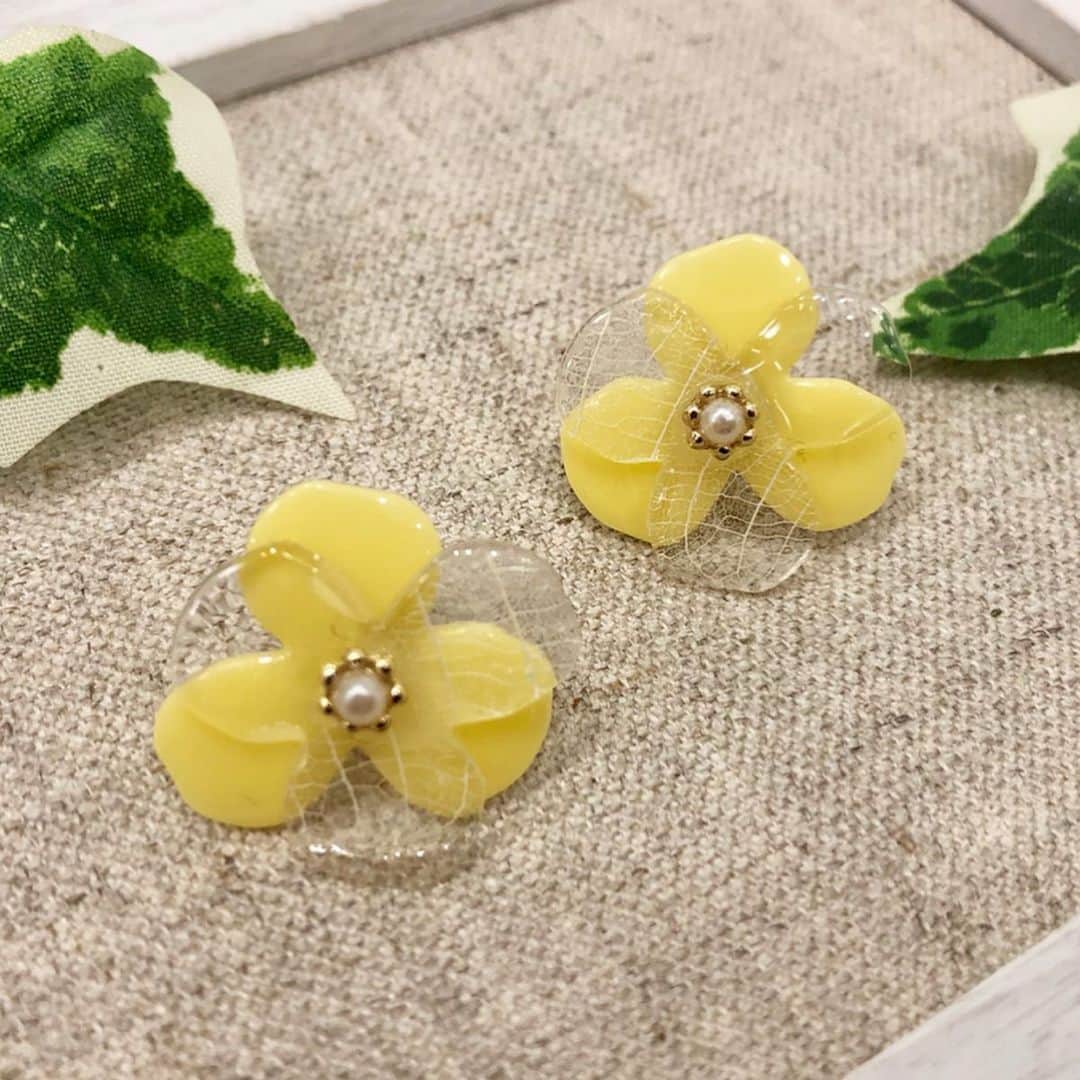 のインスタグラム：「《ららぽーと和泉店》 スタッフ作品のご紹介です。 新商品のフラワーモチーフのレジン型、スワロフスキー#6433、ウッドパーツを使った作品となっております(^ ^) (スタッフオリジナルのためレシピはございません) 人気のパーツも再入荷しております！ ・ おうちタイムでハンドメイドはじめてみませんか？？ ・ #partsclub #パーツクラブ #ハンドメイド #レジン #ピアス #イヤーアクセサリー  #ららぽーと和泉 #パーツクラブららぽーと和泉店」