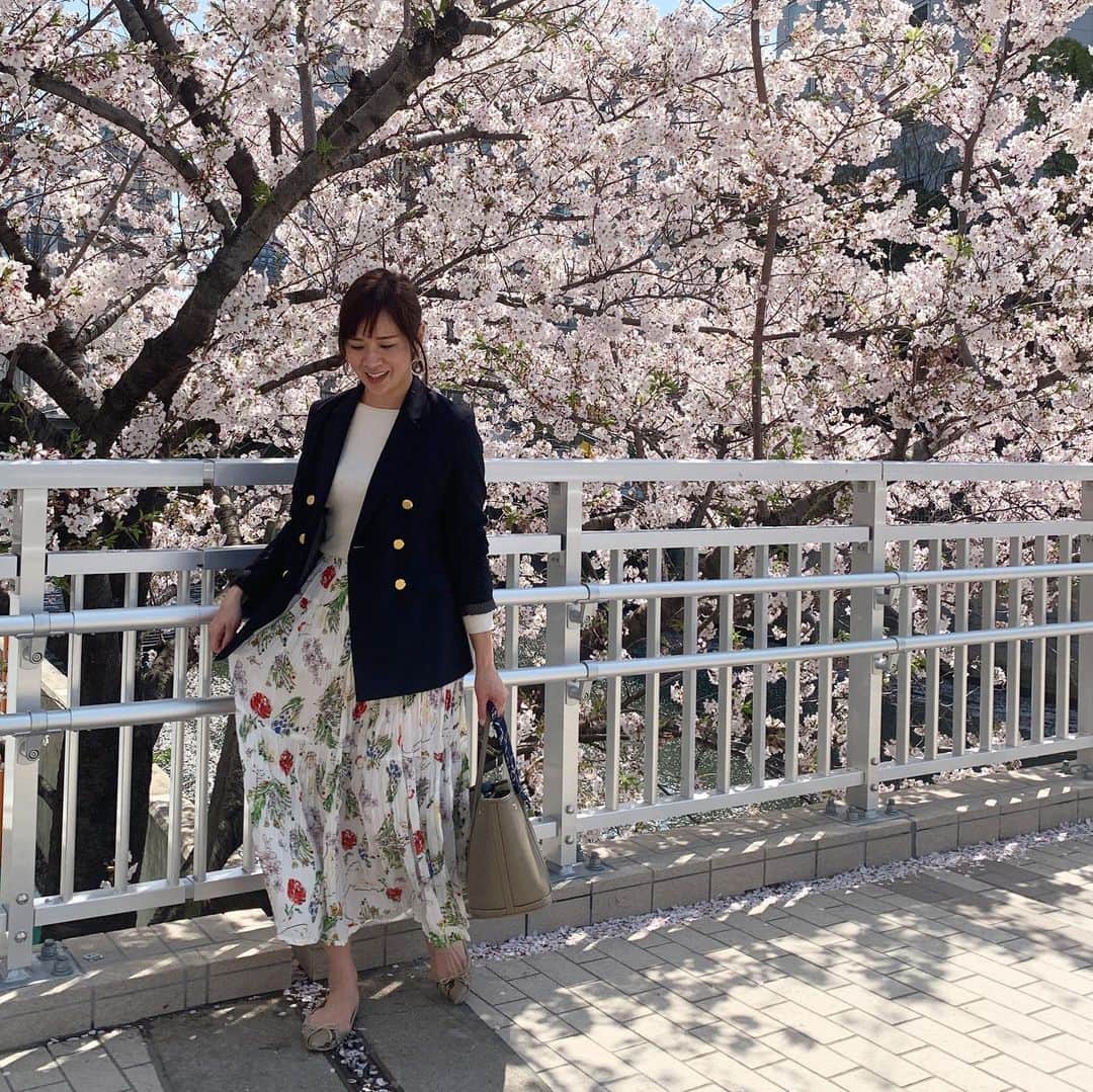 福吉 彩子のインスタグラム：「働くかあさんのお仕事コーデ 仕事柄どうしてもリモートワークだけで済ますことが出来ず出勤するときは、早朝移動に切り替えました！ そうするとお花見スポットも人がいなくて気持ちよく歩けて、息抜きにちょうどよいひととき #uniqloxines のスカートは、履くだけで春らしく明るいコーデになるし、シワになりづらいのでリモートワークにも重宝してます♡ 週末は文字通りの引きこもり・・・ 来年は存分にお花見できますように  tops&bottom #uniqlo jacket #unitedarrows  #ワーママ #ワーママコーデ #働くかあさん  #プチプラコーデ #プリプラコーデ #Domani #ドマーニ #雑誌ドマーニ #Domanist  #domanimagazine #桜　#sakura」